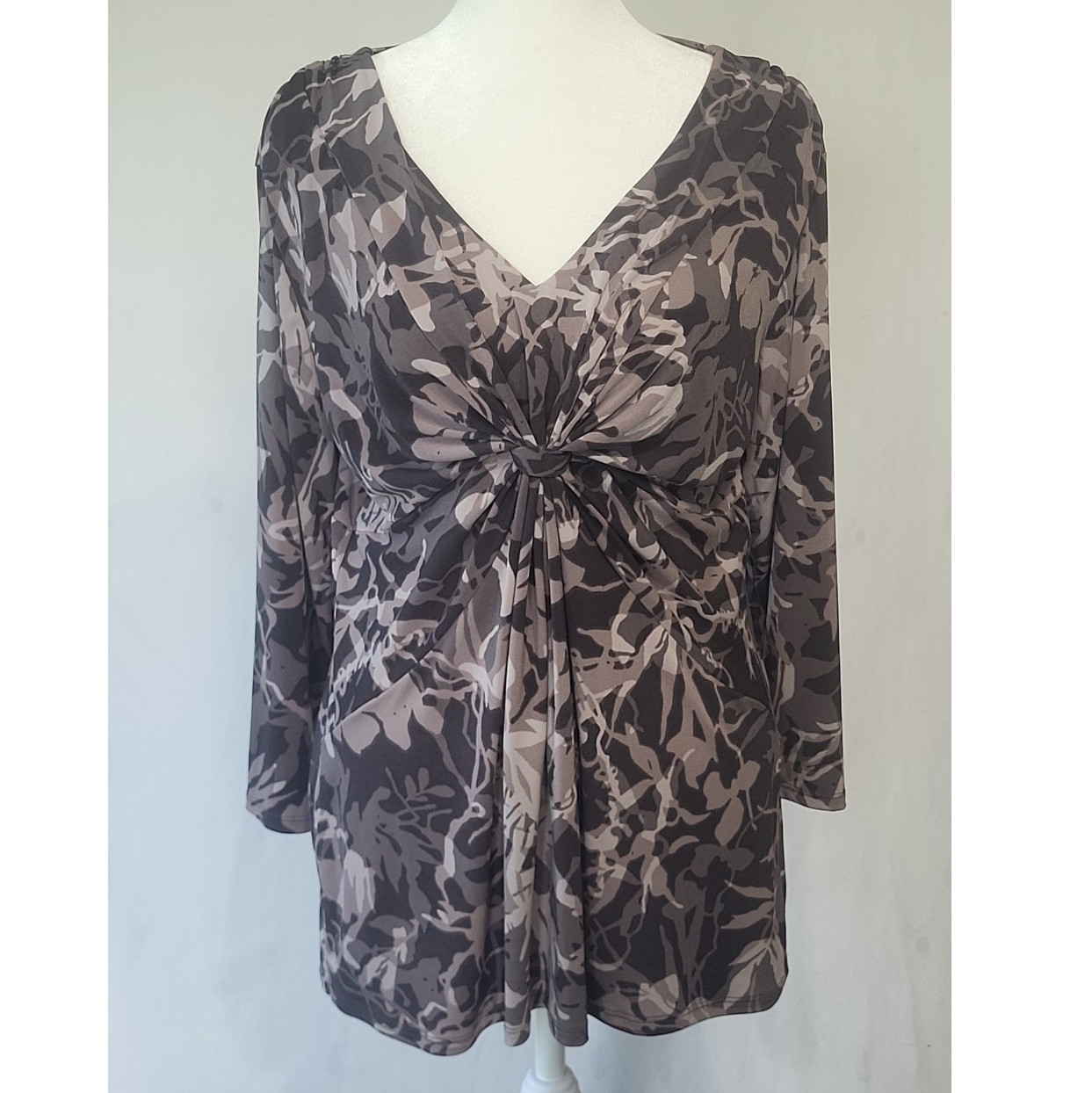 Daisy Fuentes L Tunic Blouse Mauve Gray Floral V-Neck 3/4 Sleeve Ruched