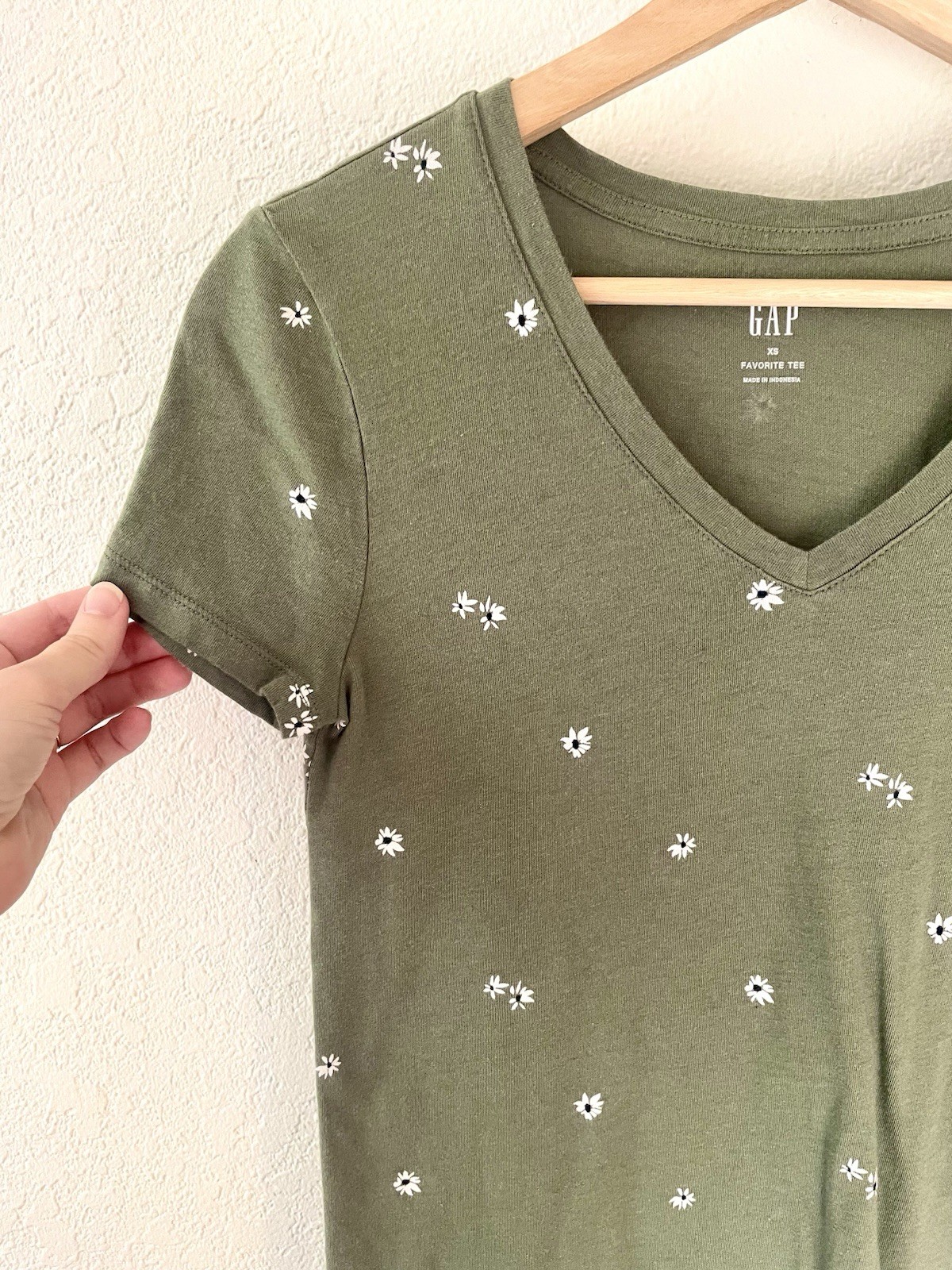 Gap Favorite Tee Women’s XS Green/White V-Neck Short Sleeve Floral Daisy T-Shirt