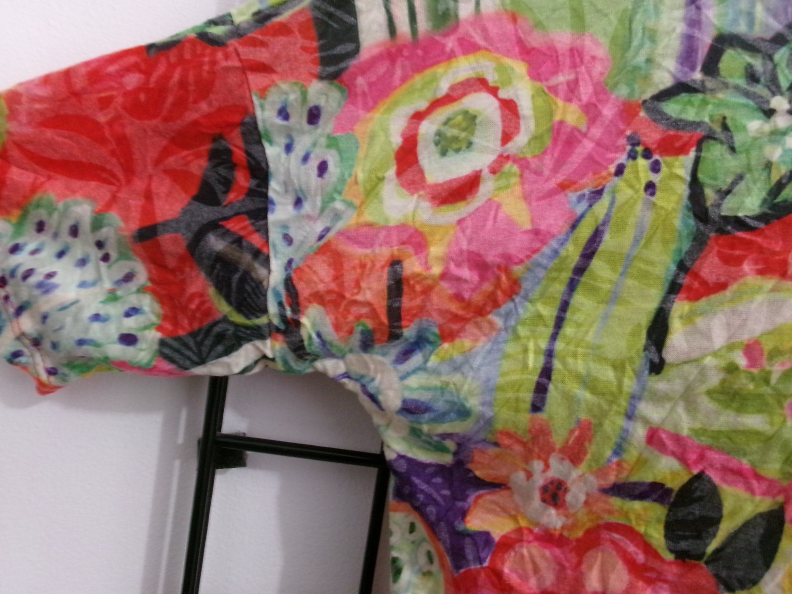 SHANA 🌸 SIZE MEDIUM==BOLD FLORAL PRINT / CRINKLED KNIT TOP