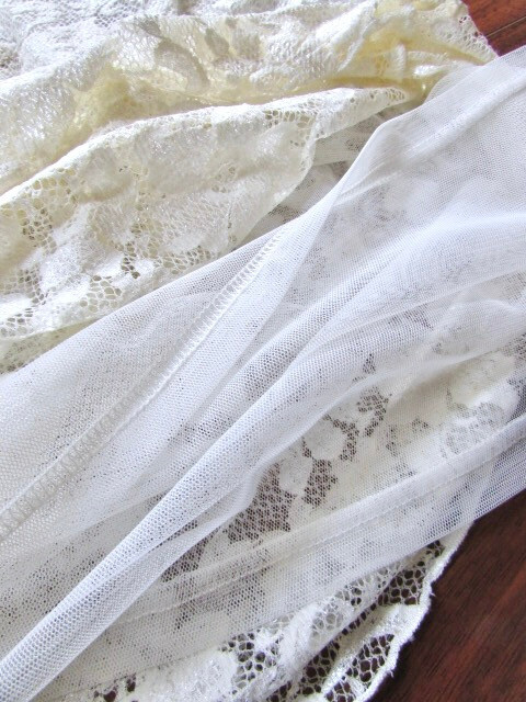 VERTIGO PARIS ~ Size S ~ Vanilla Cream! Sheer Floral Net Lace Sweetheart Top c2