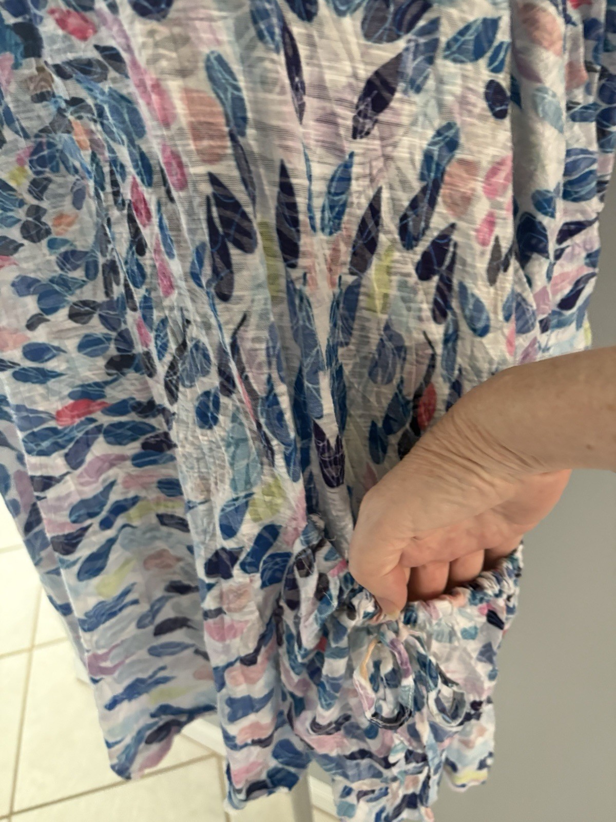 Shana Tunic Top Size L Blue Pastel Leaves Crinkle Floral Pocket Lightweight