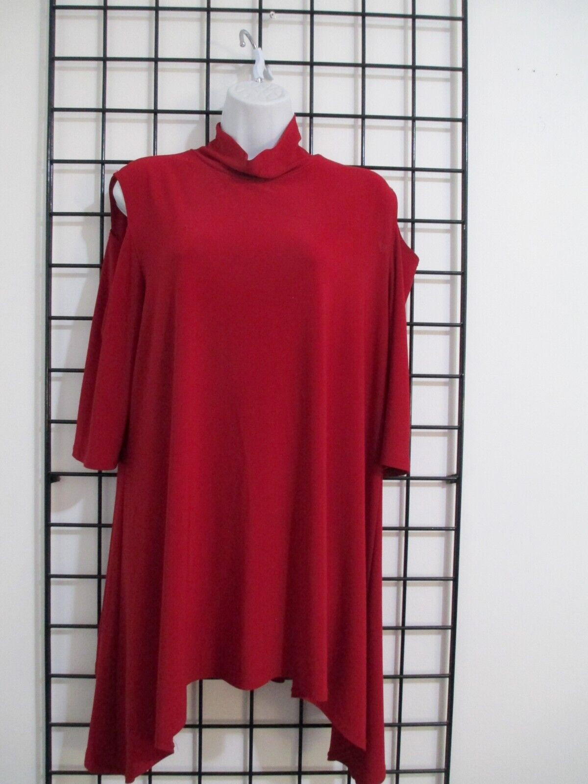 CLARA SUN WOO 🌸 SIZE LARGE==RED / COLD SHOULDER / LONGER AT HIPS / KNIT TOP