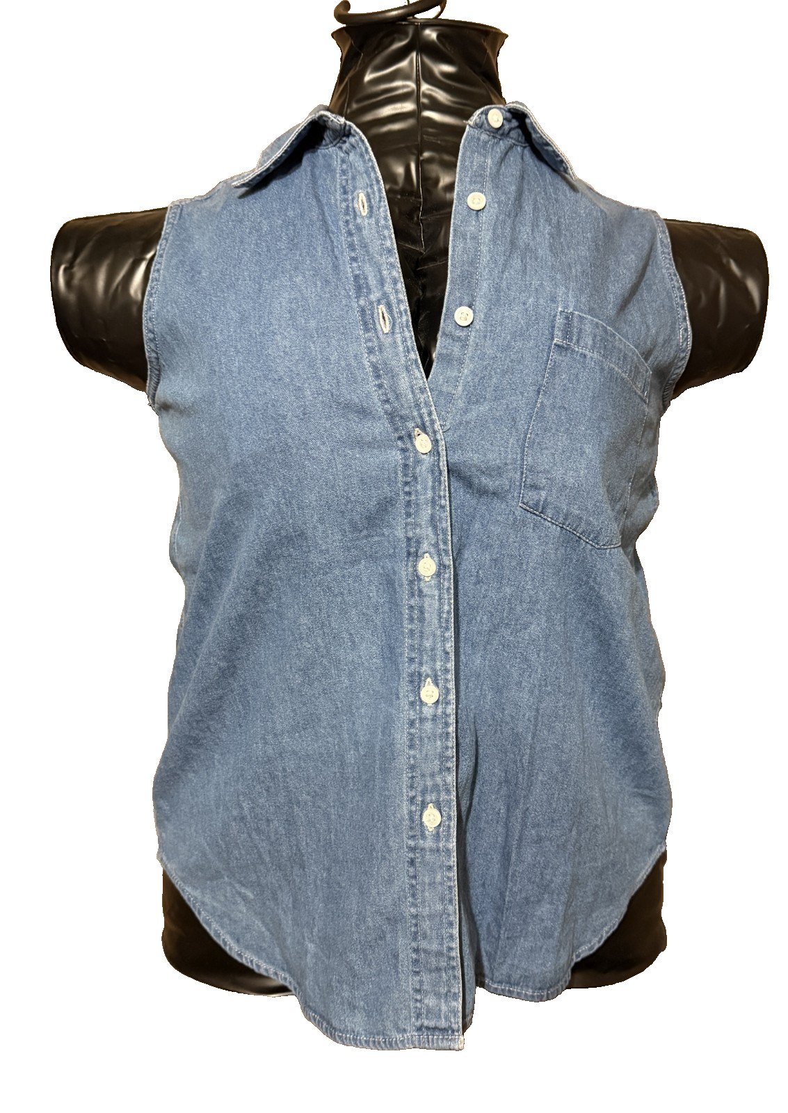 NWT Eddie Bauer Women’s Denim Sleeveless Button Down Top – Size Large