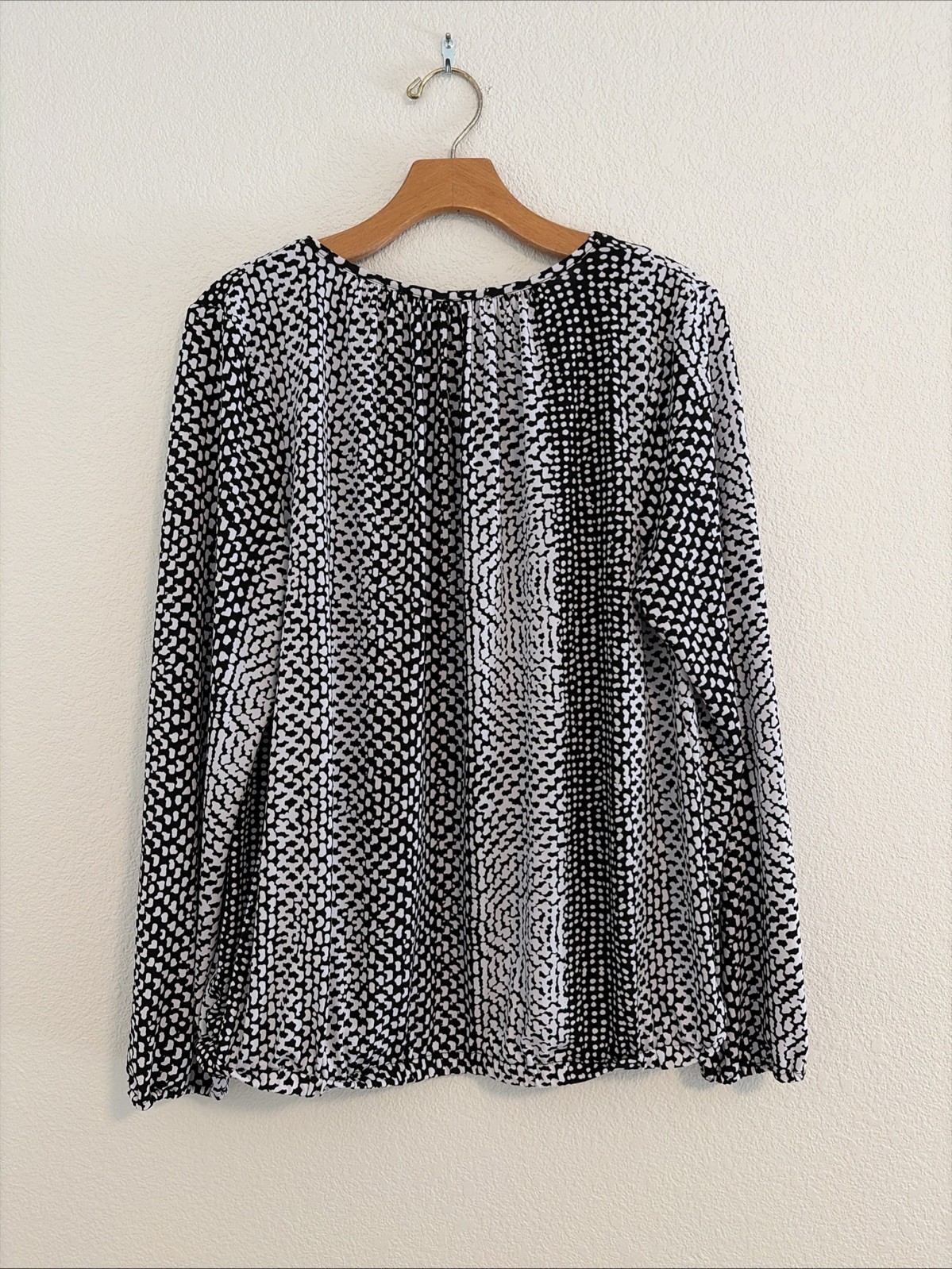 New Michael Michael Kors Basic Black and White Pattern Blouse Size L Gold Accent
