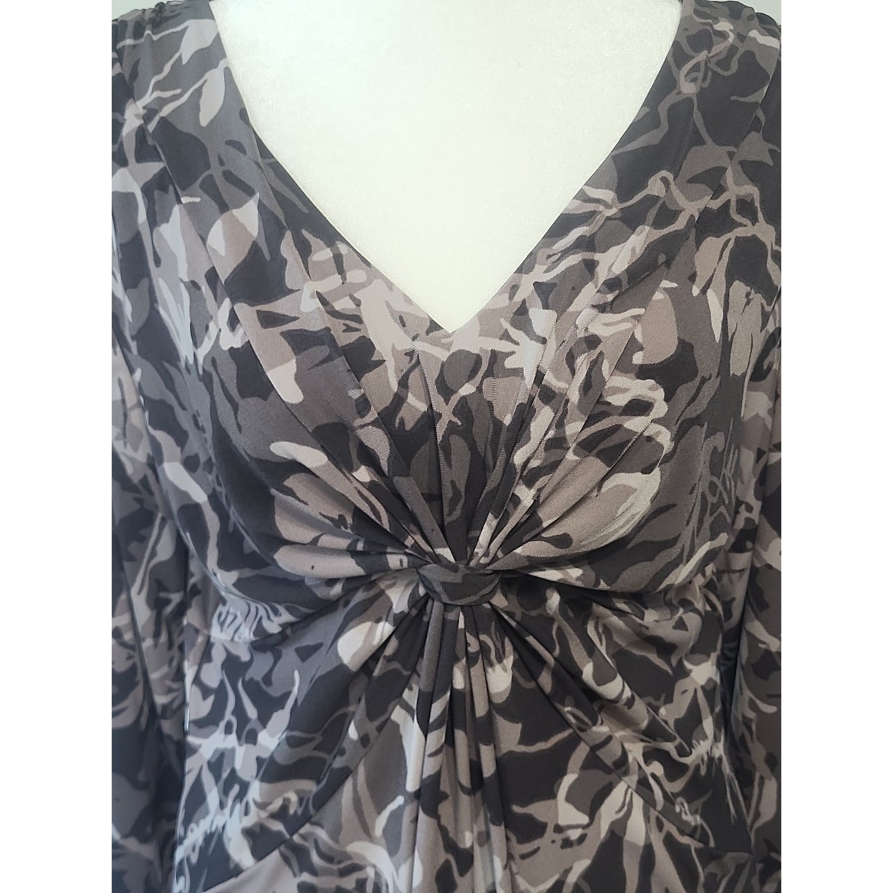 Daisy Fuentes L Tunic Blouse Mauve Gray Floral V-Neck 3/4 Sleeve Ruched