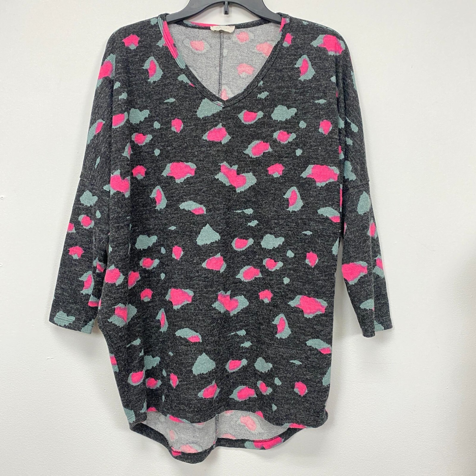 Be Stage Womens ¾ Sleeve V-neck Hi-Low Top Gray pink size S Small