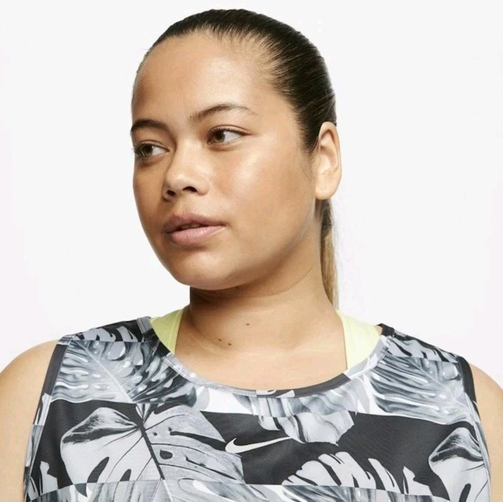Nike Plus Size 1X Sportswear Women’s Dri-Fit Reflective Running Crop Top