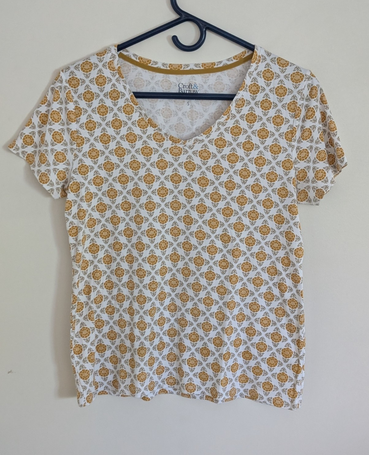 Croft & Barrow Floral White Yellow Gray Knit V-Neck Short Sleeve T-Shirt S
