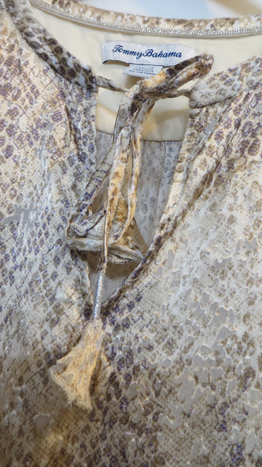 Tommy Bahama Blouse Shirt Womens Medium Beige Shiny Animal Print Art City FLAW