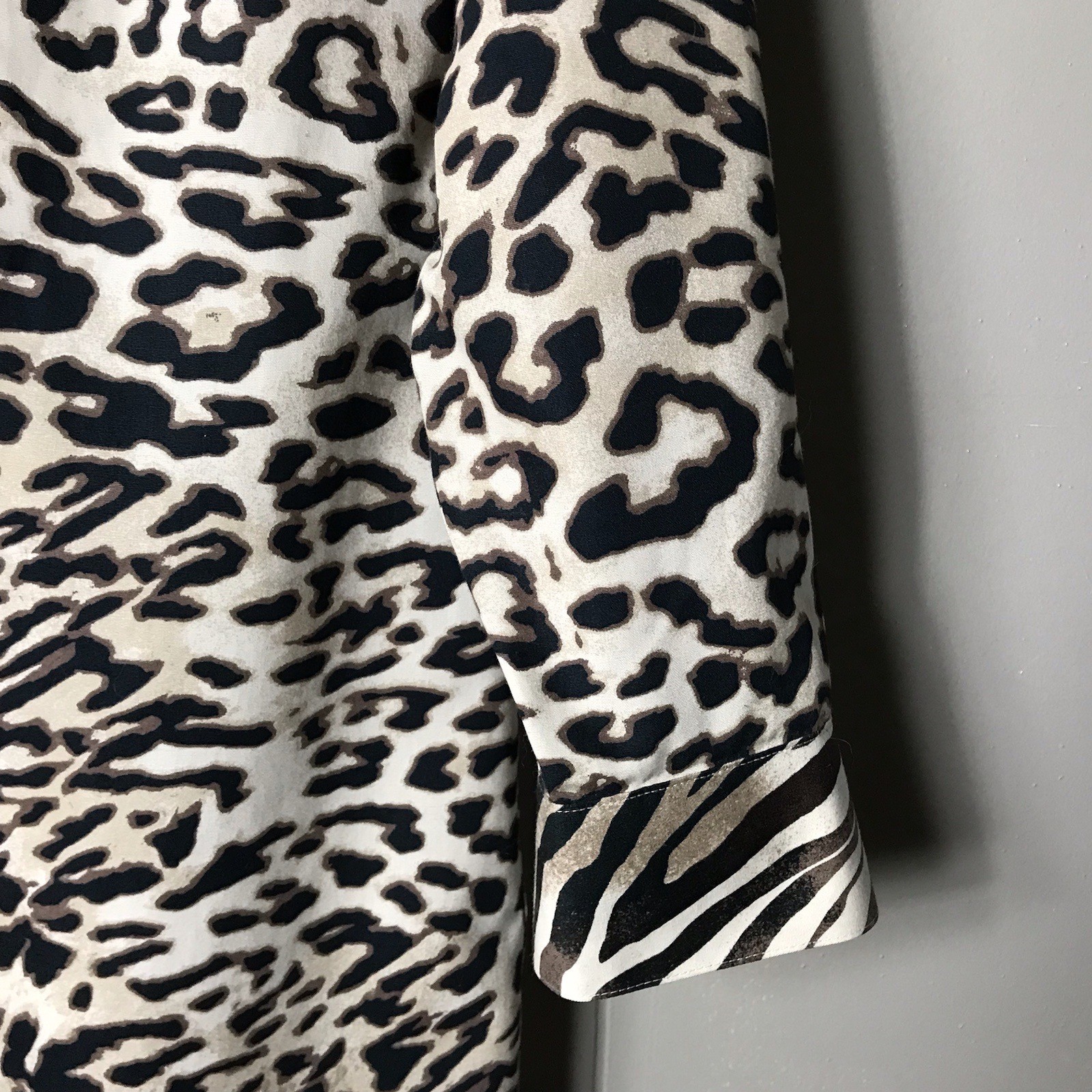 CHICO’S LEOPARD PATTERN NO IRON BUTTON DOWN SHIRT 100% COTTON WOMENS SIZE SMALL