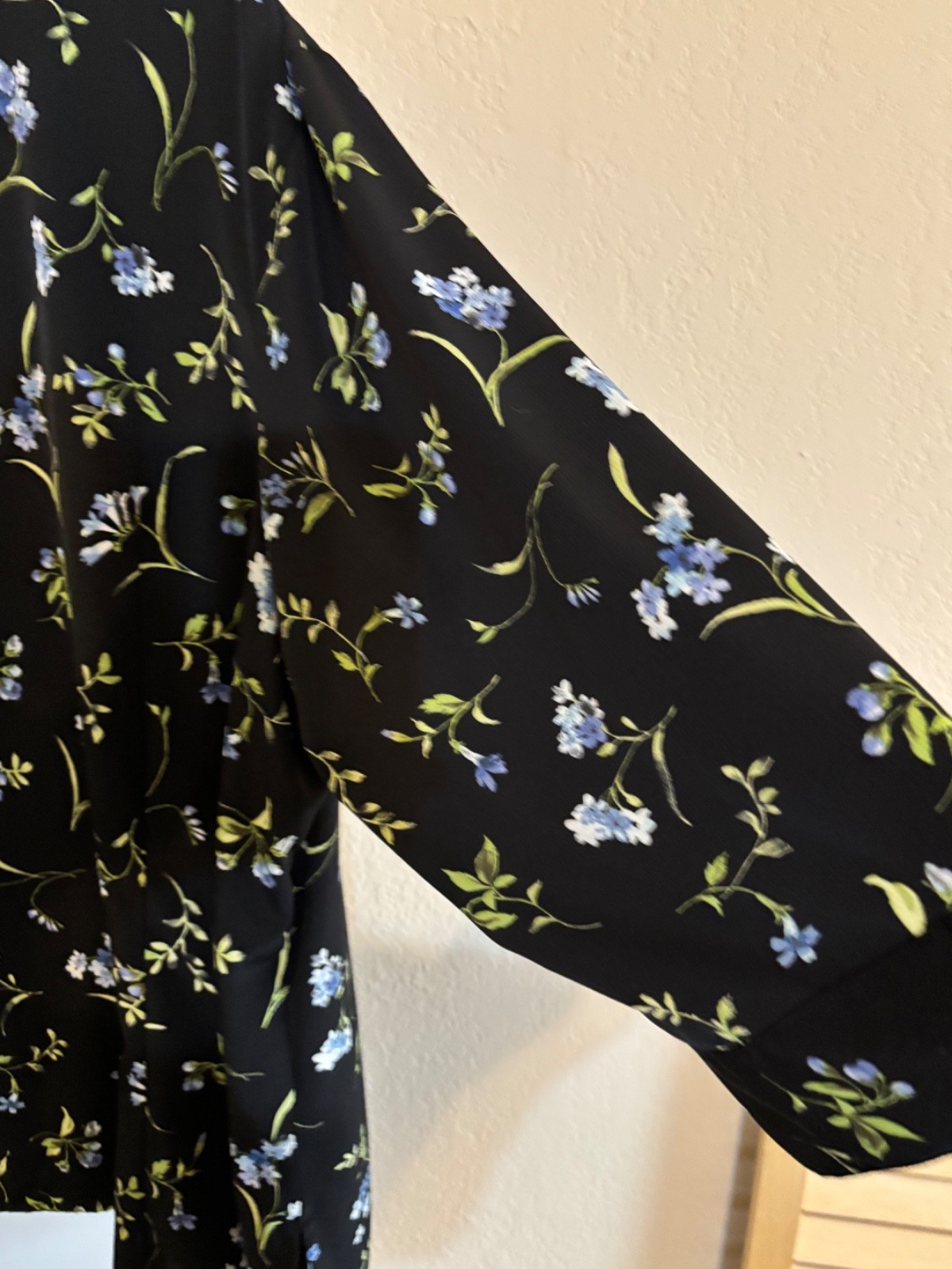 3X or 4X Top 56″ Bust Floral Blouse Polyester 28″ Long Tailored for Work or Play