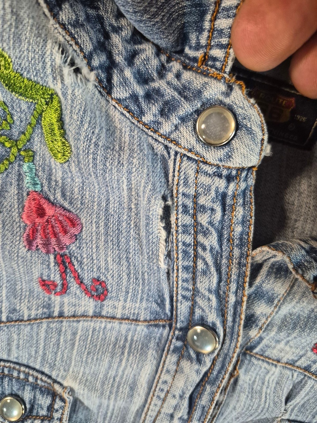 Route 66 Women’s Light Wash Denim Floral Embroidered 100% Cotton Shirt w Flaw