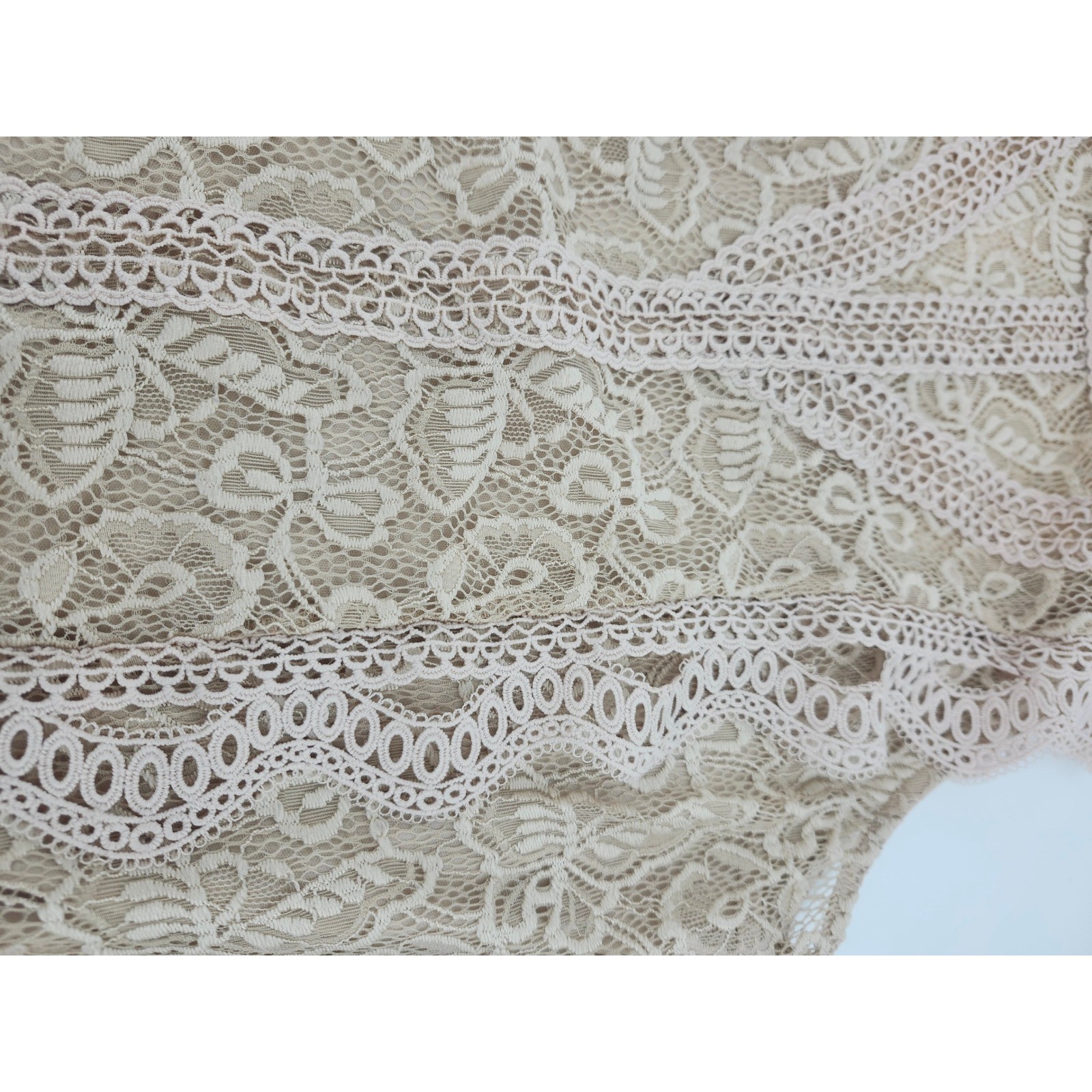 Adiva Women Beige Floral Lace Sleeveless Mock Neck Ruffle Shell Top Size Medium