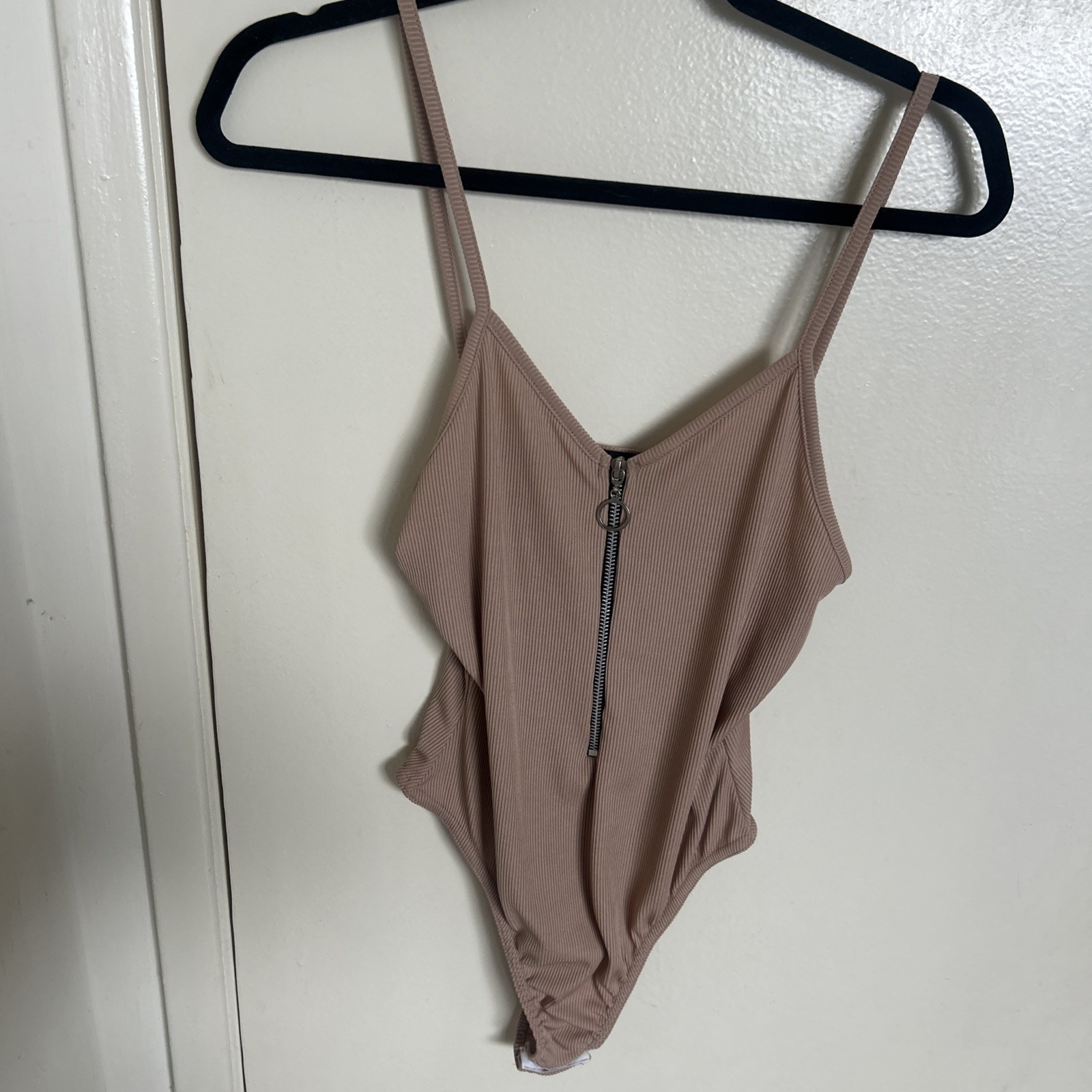 Pretty Little Thing Bodysuit Womens Sz8 Biege Ribbed Scoop V Neck Academia