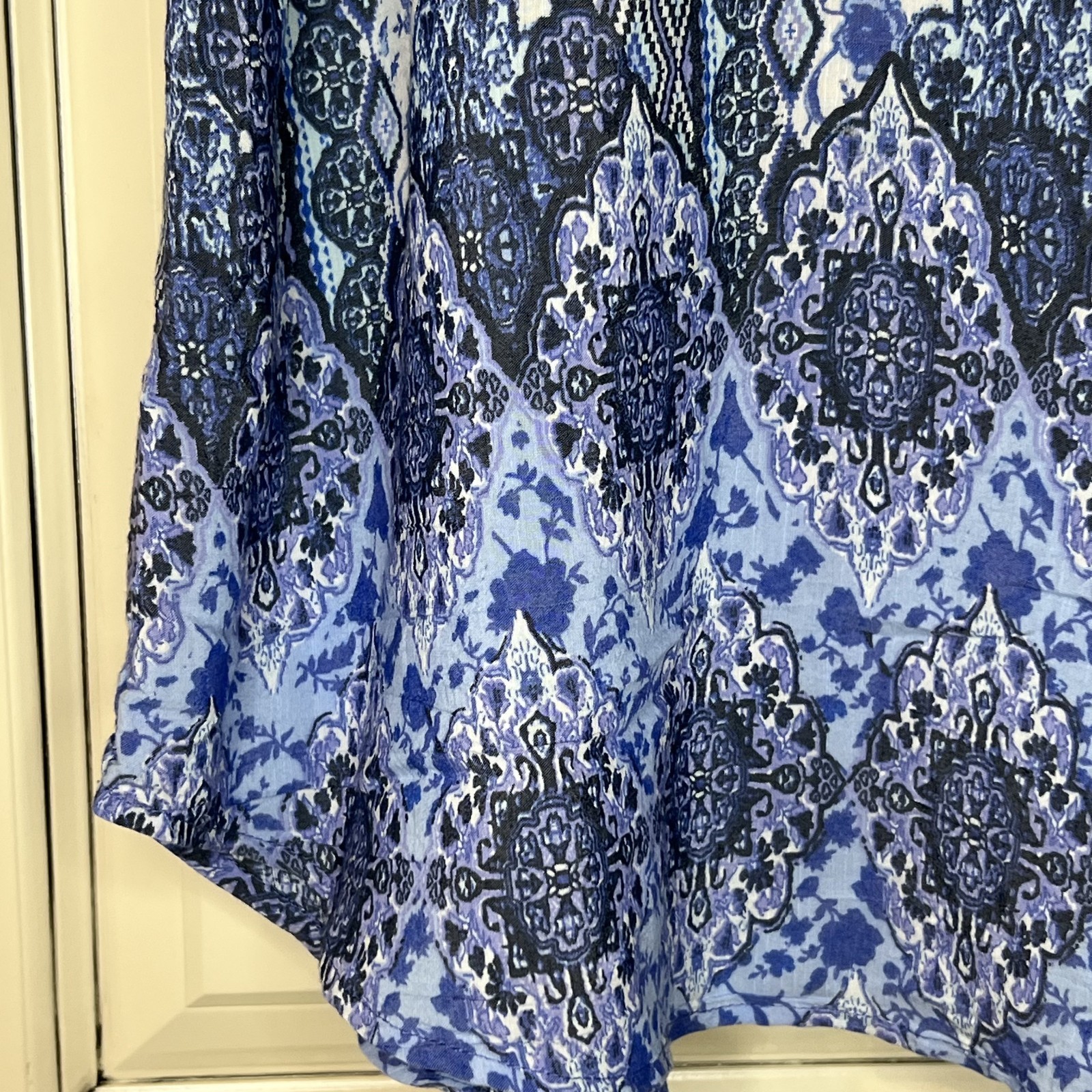 Kim Rogers Blouse Womens Small Blue White Paisley Medallion V-Neck Top Shirt