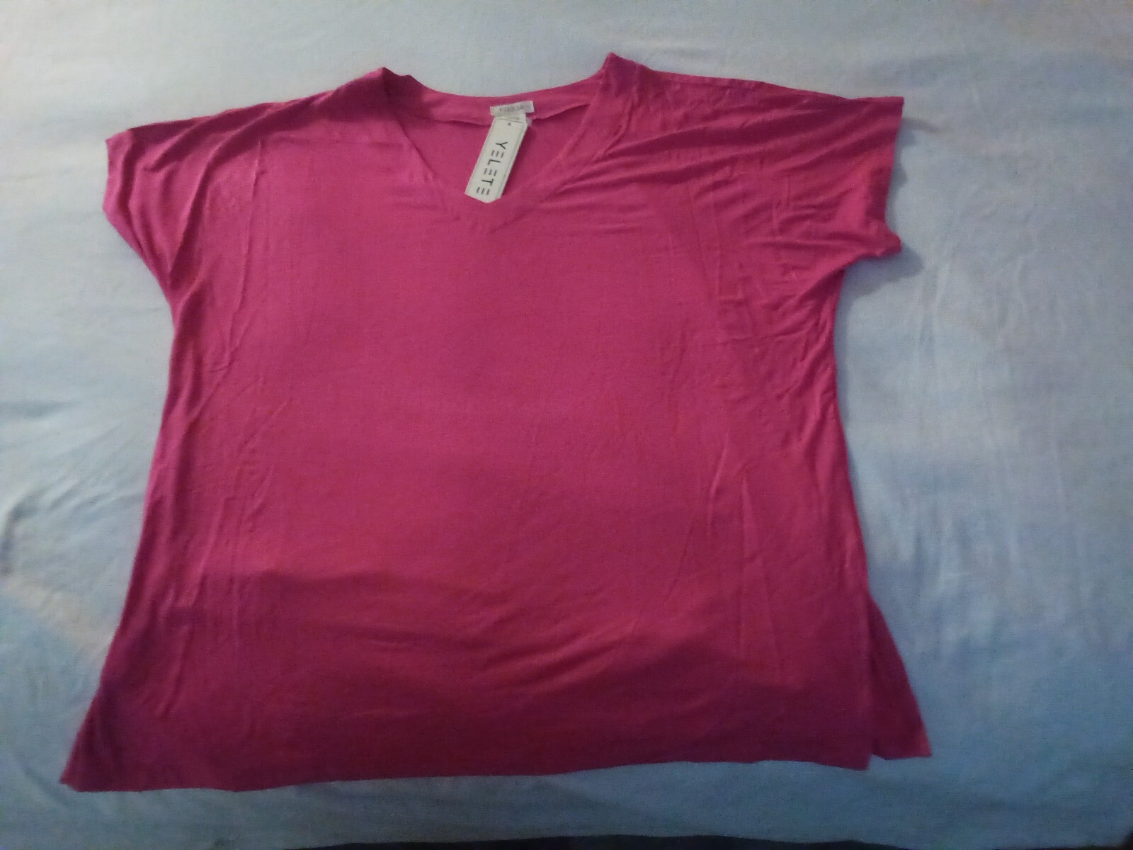 WOMENS SHORT SLEEVE V-NECK TOP.