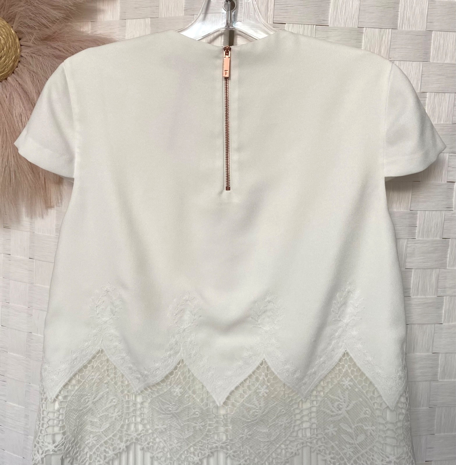 Ted Baker Off White Chevron Pleated Lace Trim Short Sleeve Top Gold Zip Size 1