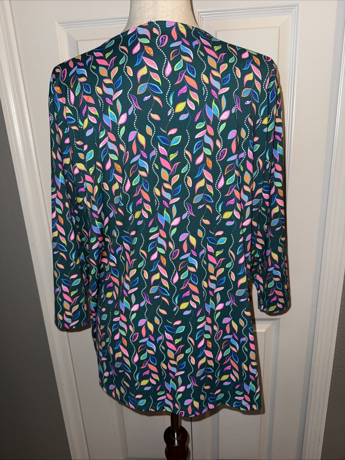 Lulu B 1X Multicolor Leaf Pattern In Forest Green UPF50 Colorful 3/4 Sleeves
