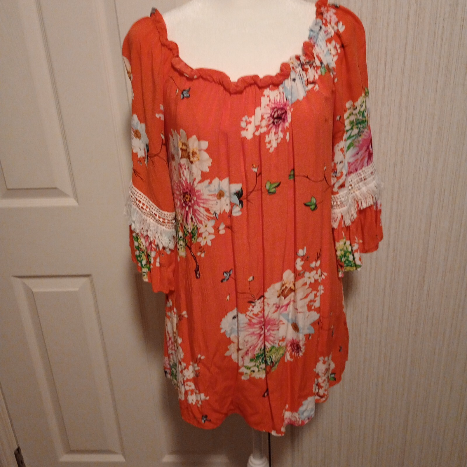 Davi & Dani Women’s Knit Tunic Size M Red Orange Floral 3/4 Sleeve Fringe EUC
