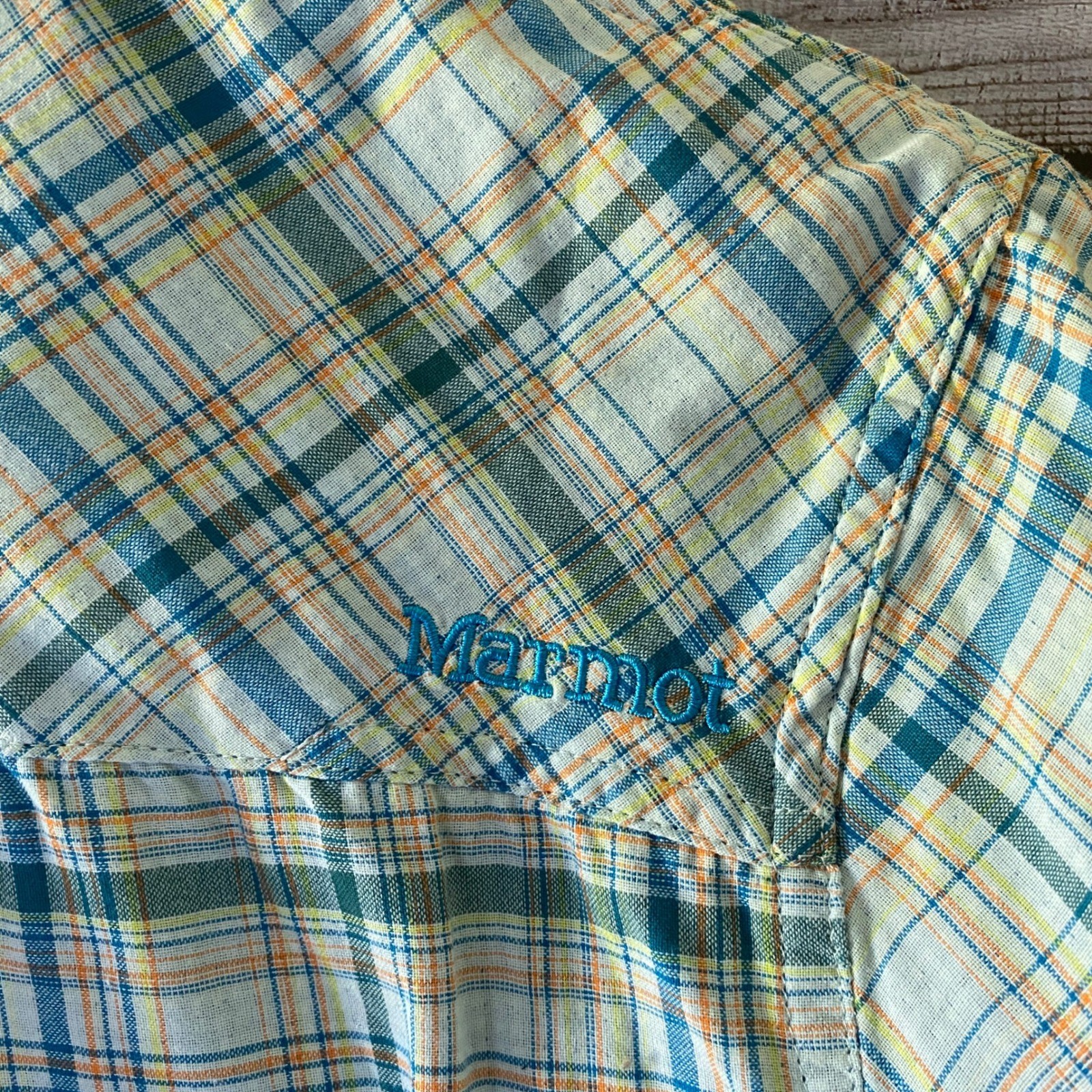 Marmot Women’s Long-Sleeved Button-Down Top Size L Plaid Logo Tab-Sleeves