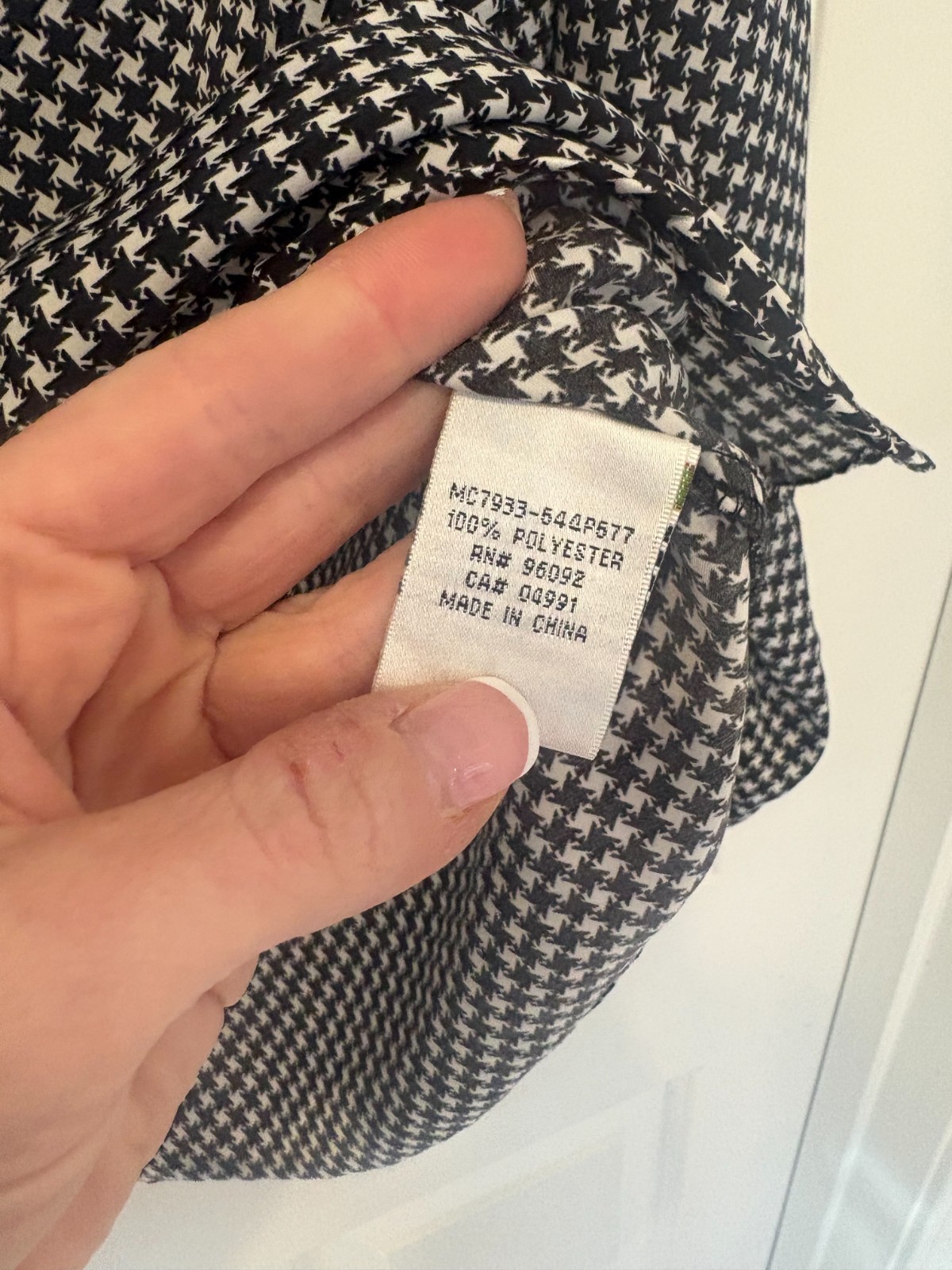 Cynthia Rowley Women’s M 8-12 Blouse Black White Houndstooth Print V-Neck Long