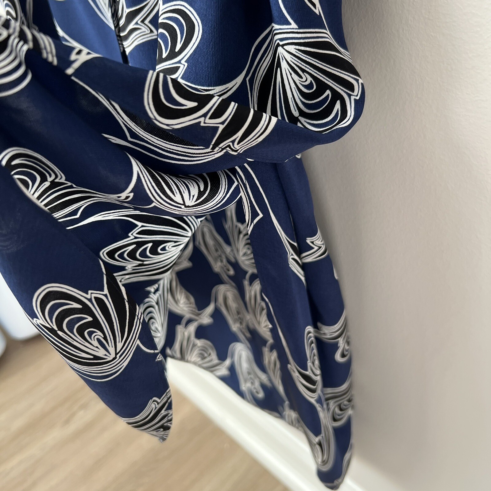 Derek Lam 10 Crosby 100% Silk Floral V-Neck Sleeveless Top Side Slits Blue 2