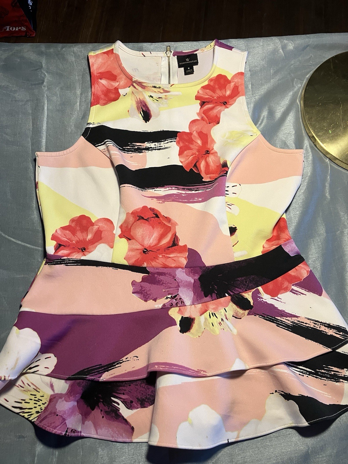 Worthington Flower Print Cutoff Back Zipper Blouse: Small Poly/Spandex Blend