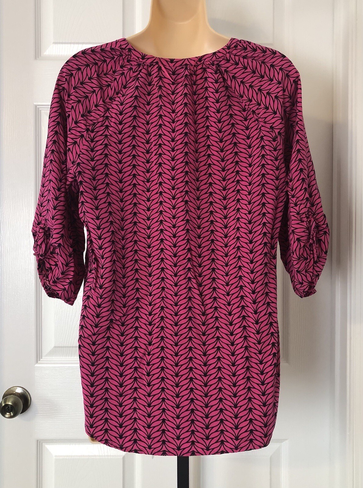 Kaari Blue 3/4 Sleeve Top Womens Medium Pink Black V-Neck Gold Tone Buttons