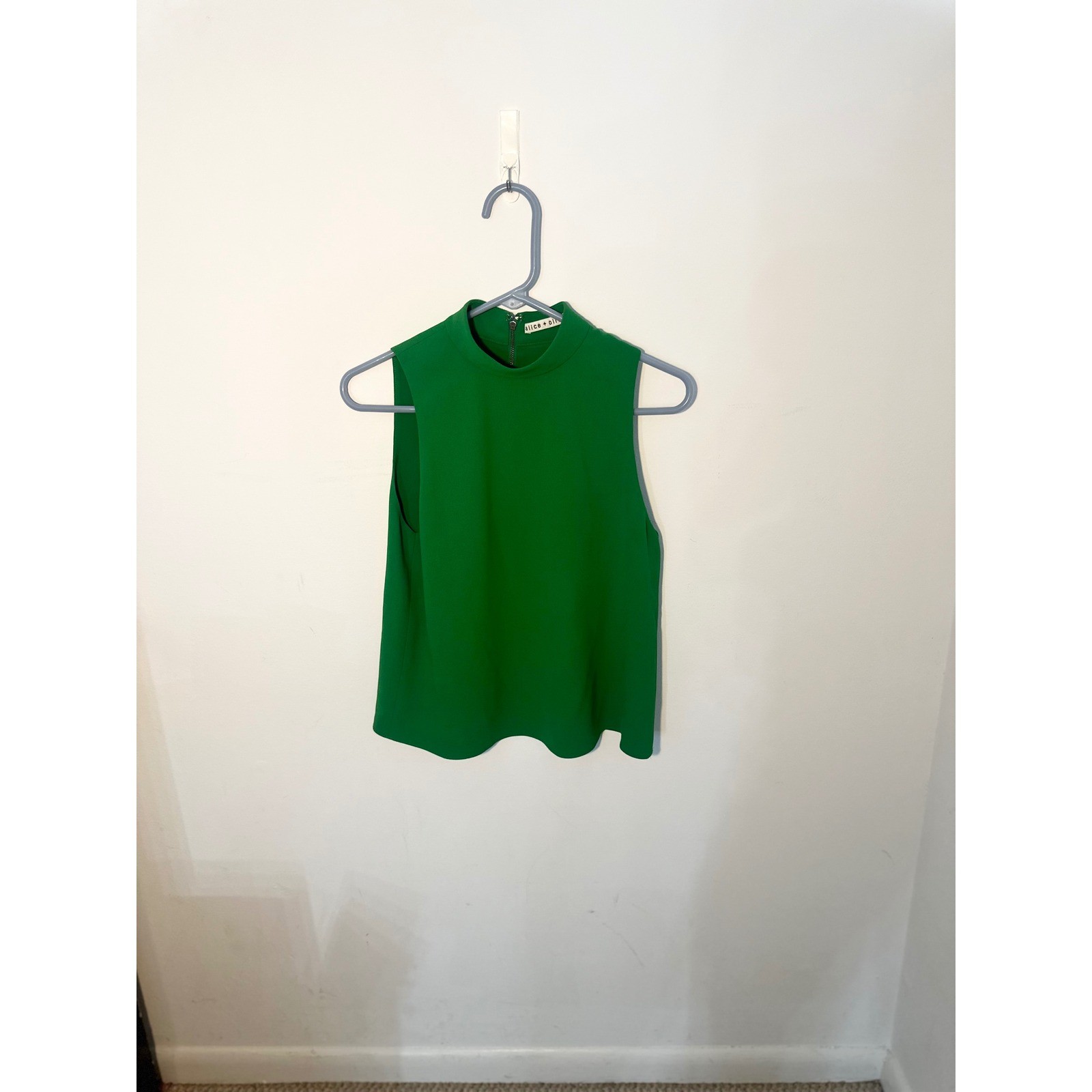 Alice + Olivia Green Mock Neck Sleeveless Top Exposed Back Zipper Shell Sz 2