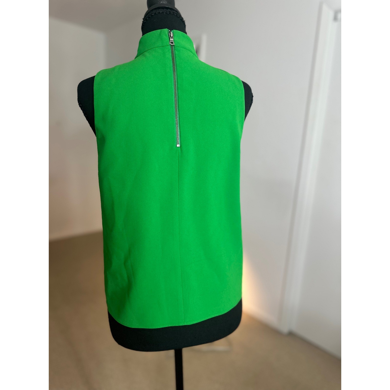 Alice + Olivia Green Mock Neck Sleeveless Top Exposed Back Zipper Shell Sz 2