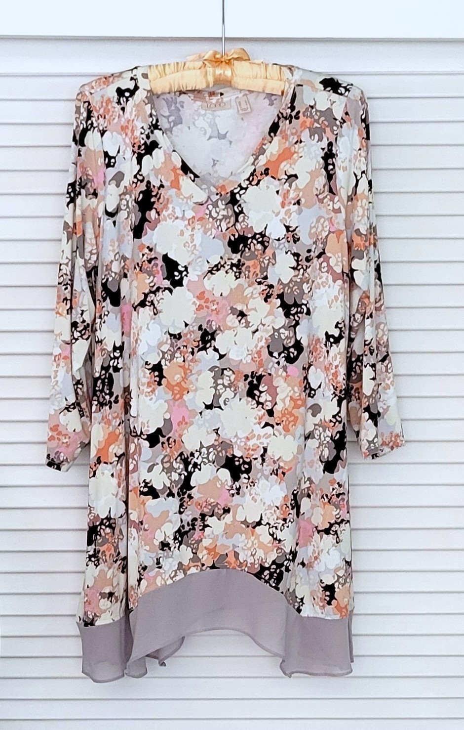 LOGO Lori Goldstein Top Abstract White Black Gray Pink Pockets 3/4 Sleeves Small