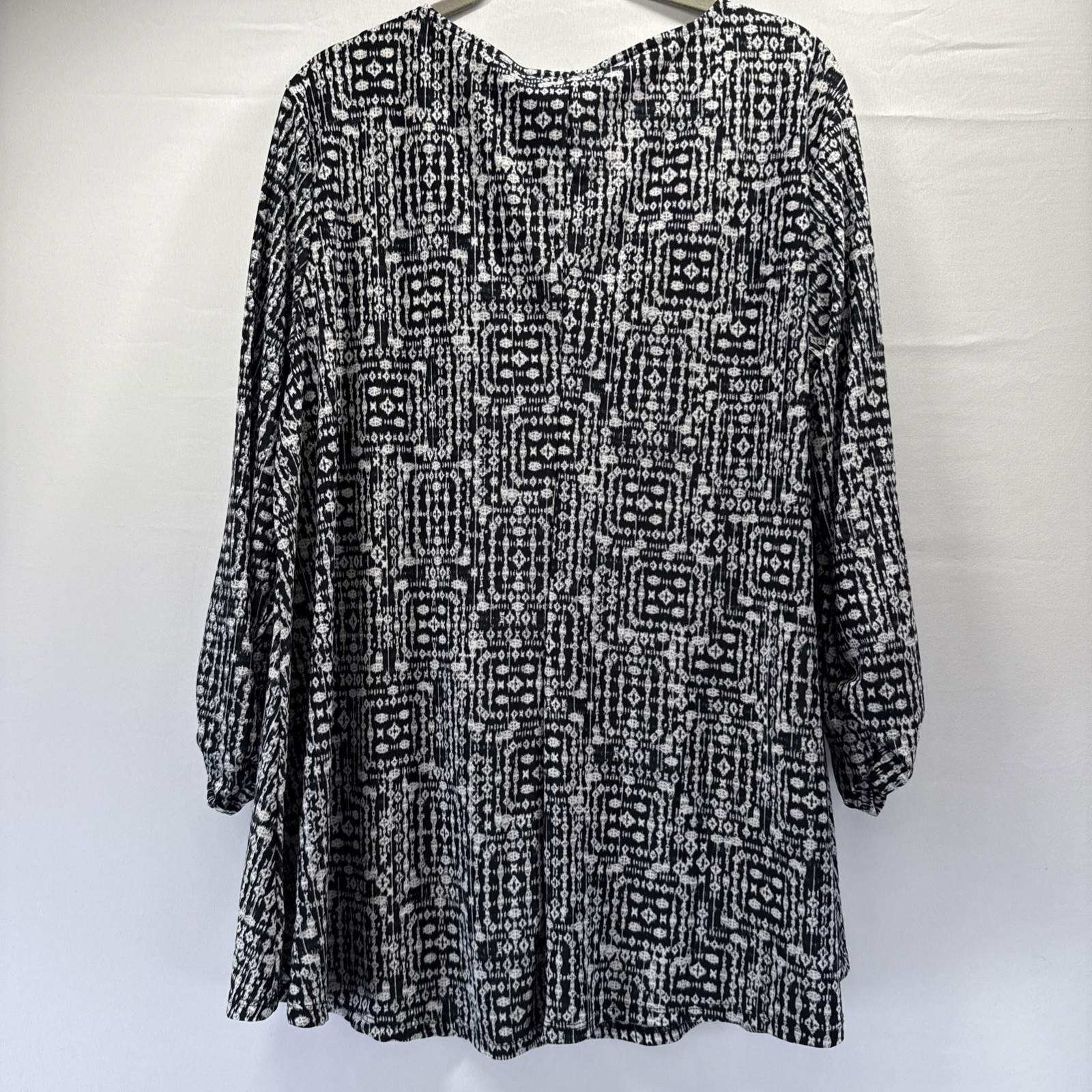 Cocomo Women’s Top Size 1X Black White Ruched 3/4 Sleeves Criss Cross Neckline