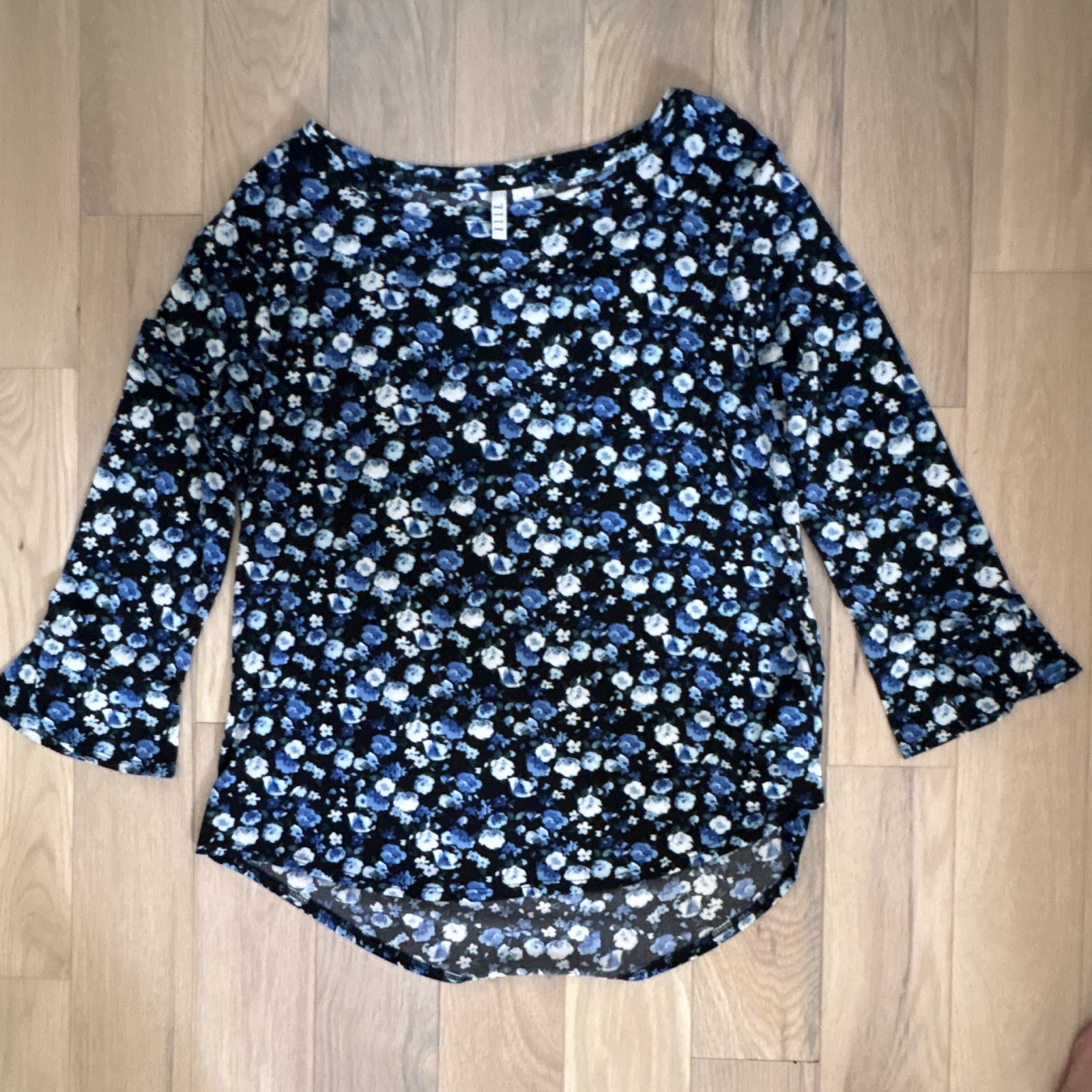 ELLE Women’s M Black/Blue/White Floral Round Neck 3/4 Bell Sleeve Top
