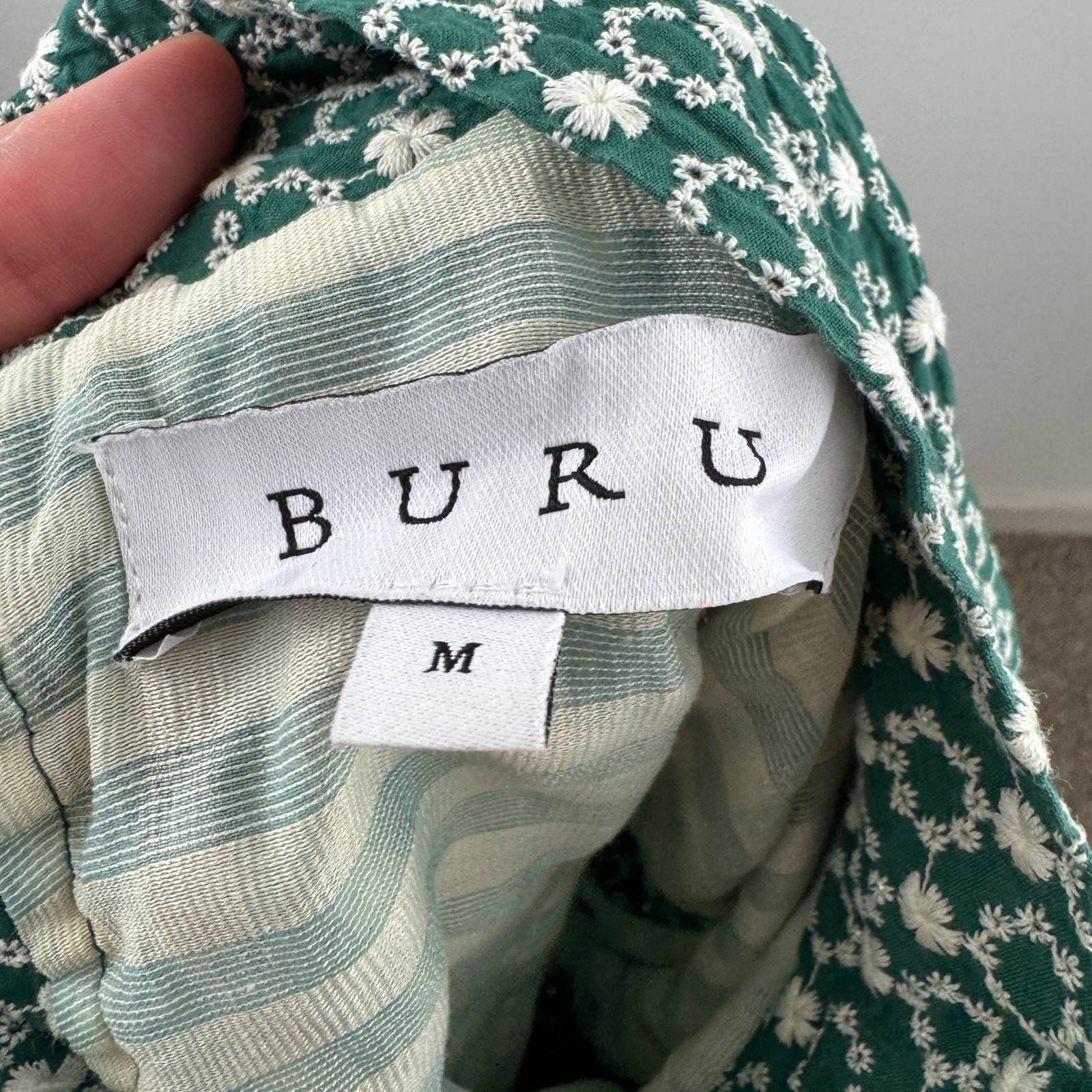 Buru Embroidered Button-Back Mod Top Green M Cotton Long Sleeves