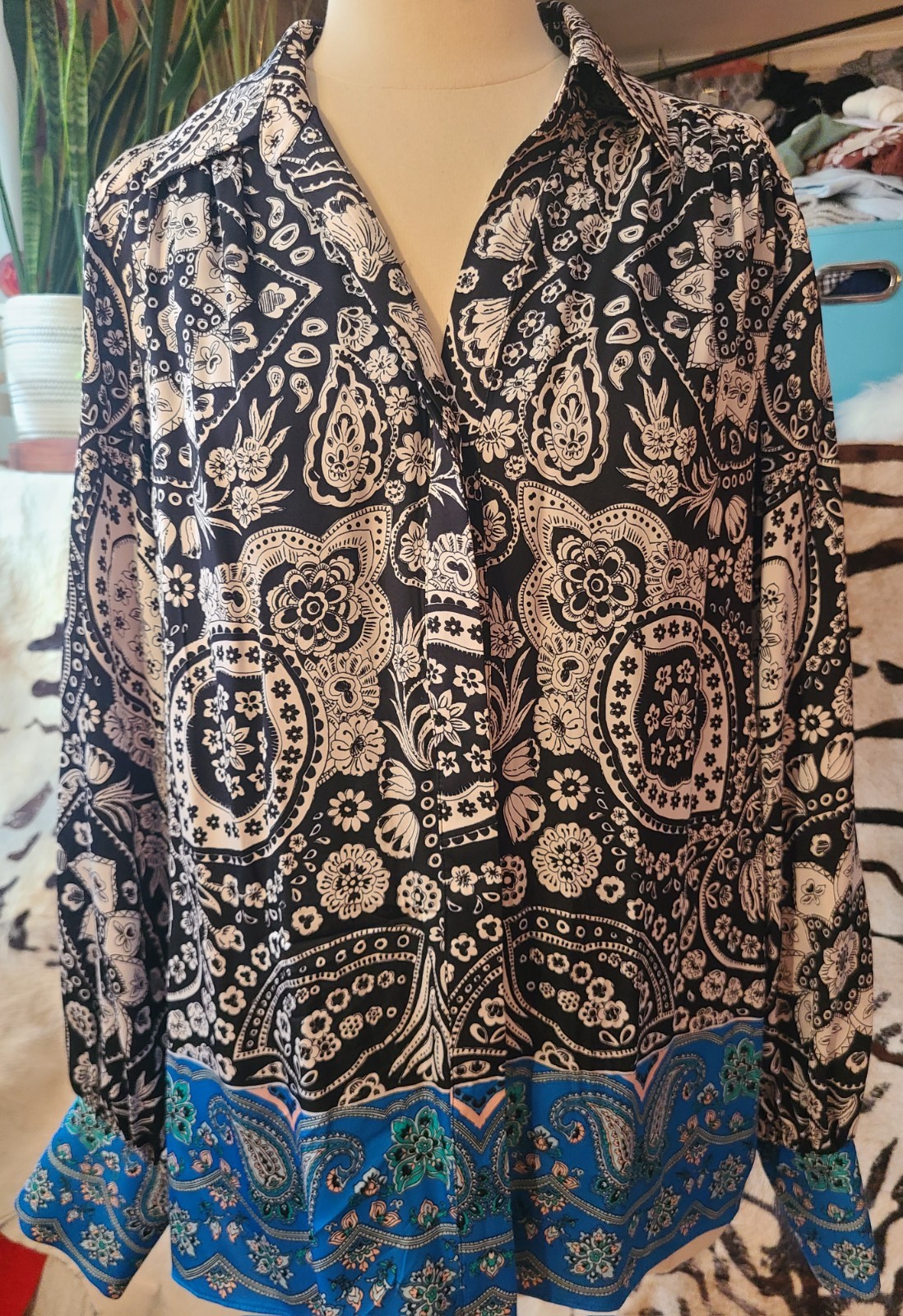 NWOT Eli Tahari Blouse Medium Paisley Silk Cream Black Blue Lined Non Wrinkle