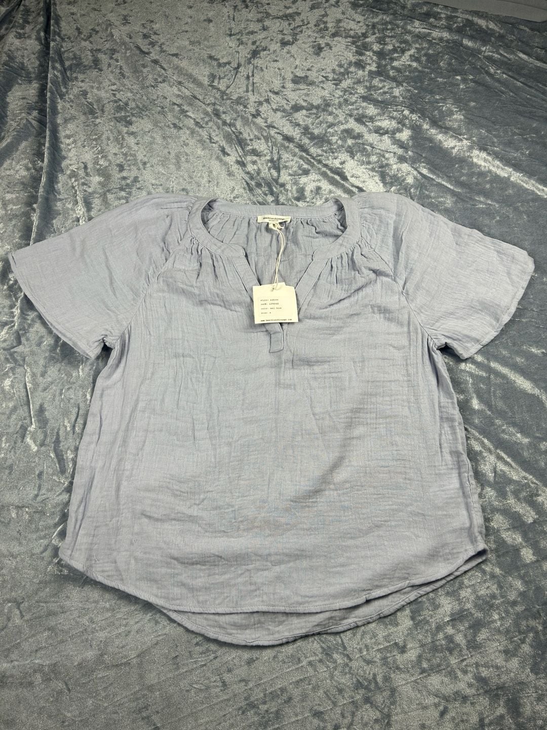 Beachlunchlounge Aubree Cotton Gauze Short Sleeve Split Neck Top in Sail Blue