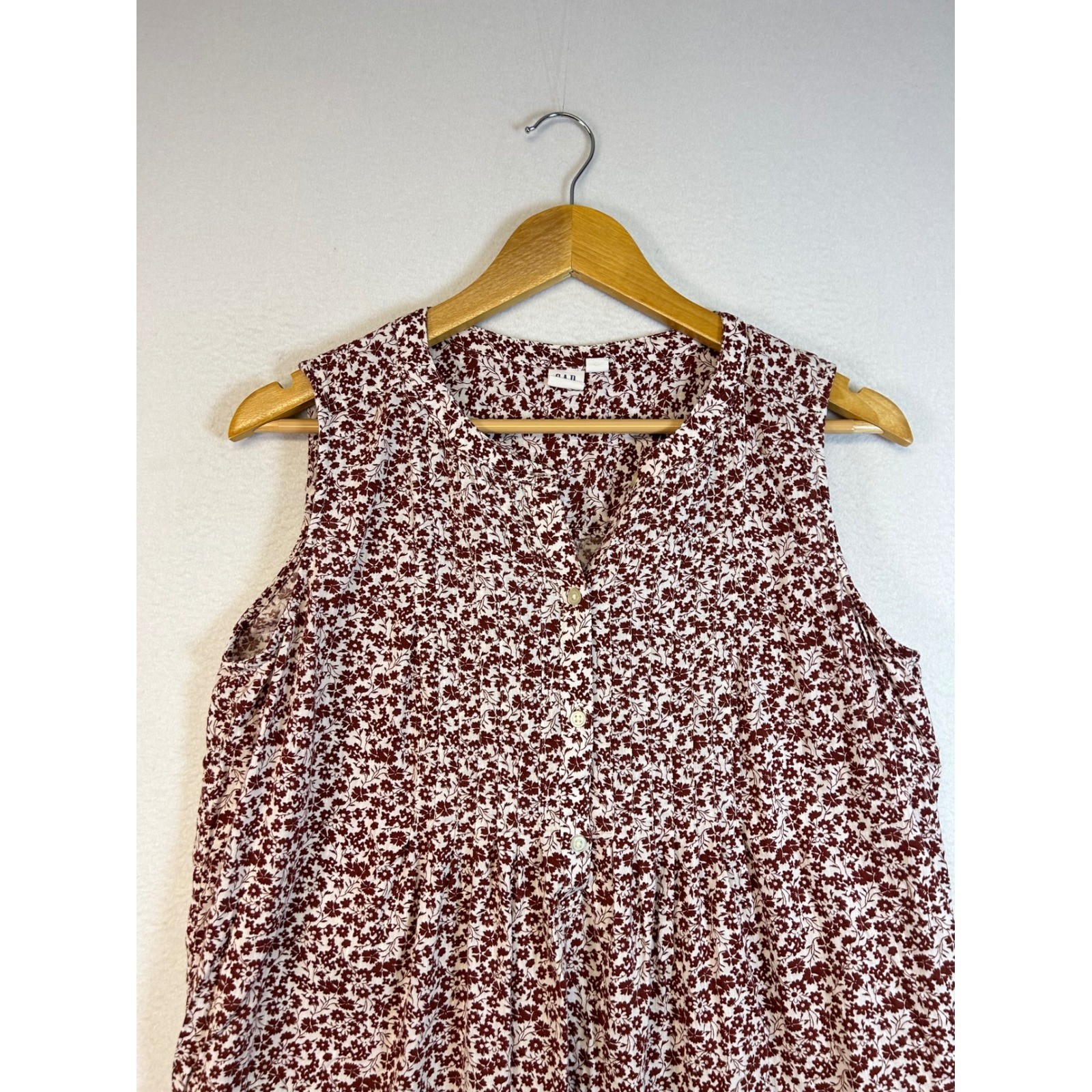 Cottagecore Gap Women S Burgundy Floral Sleeveless Button Front Pleated Top