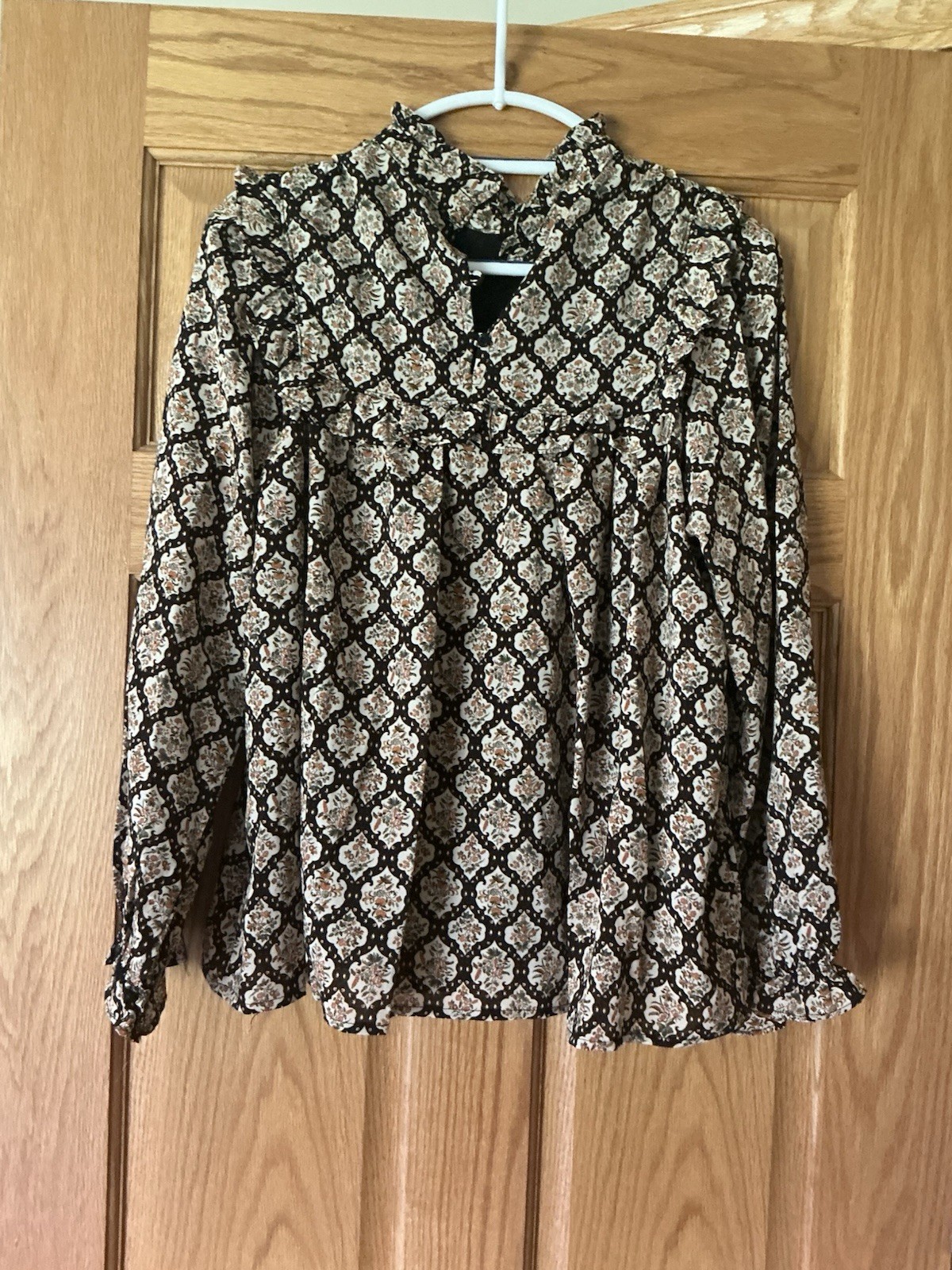 Rose And Remington Ruffle Neck Top Size L