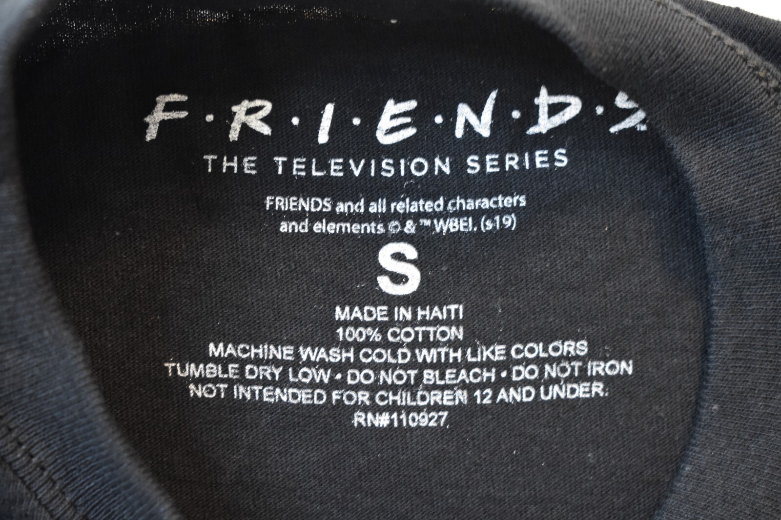 FRIENDS Womens They Don’t Know That We Know They Know Funny Shirt New Small