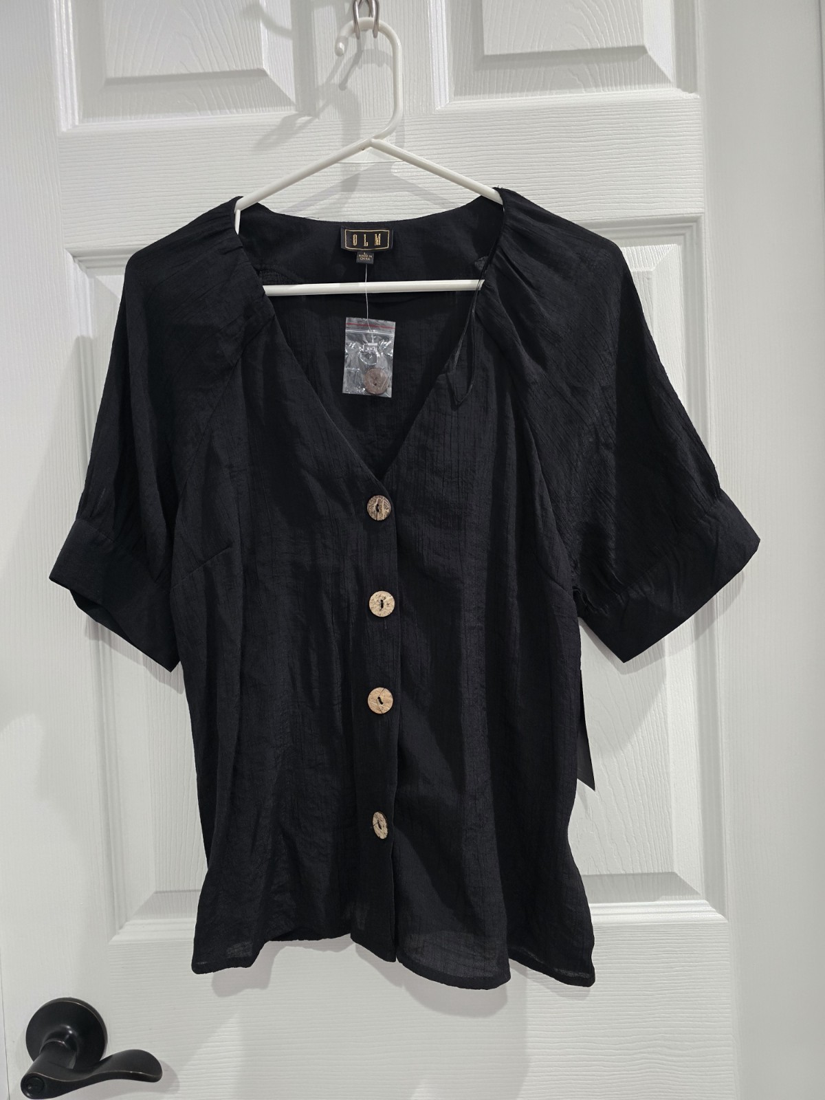 OLM Brand Top in a Beautiful Rayon& Polyester Blend Black Color Size L 38″ NEW