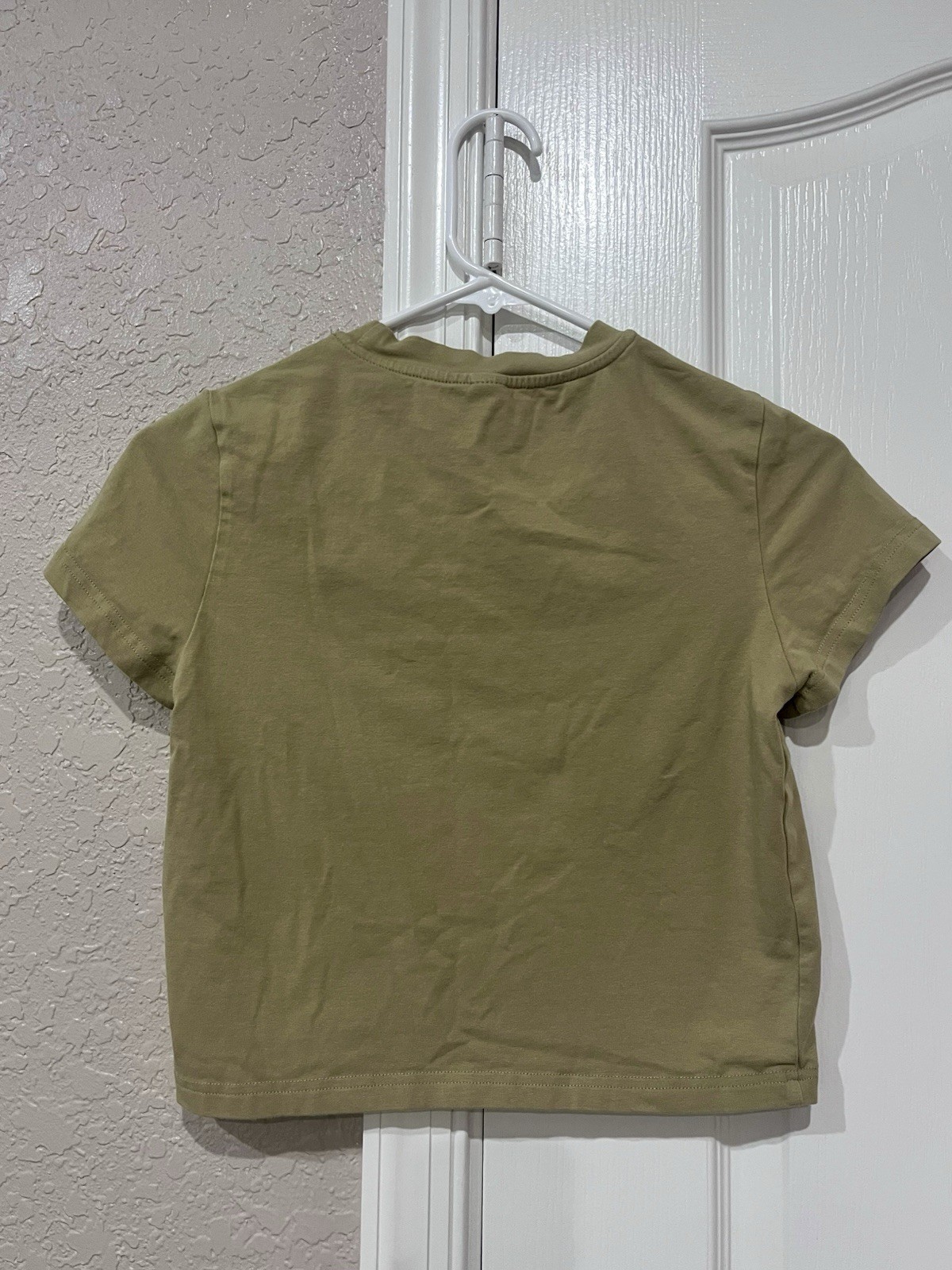 DAZY | cropped olive green tee