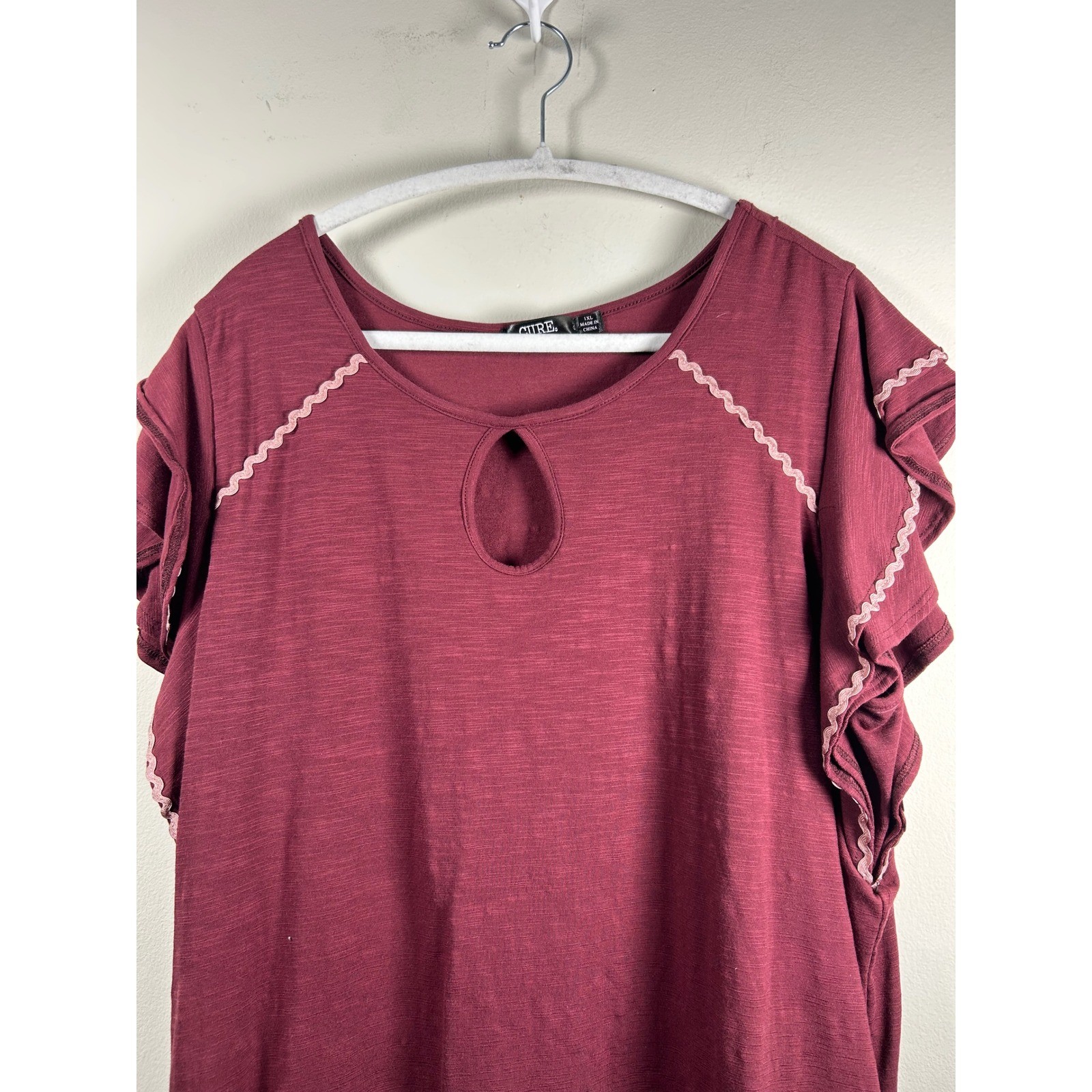CURE Flutter Sleeve Blouse Womens 1XL Burgundy Modern Ric Rac Keyhole Slub Knit