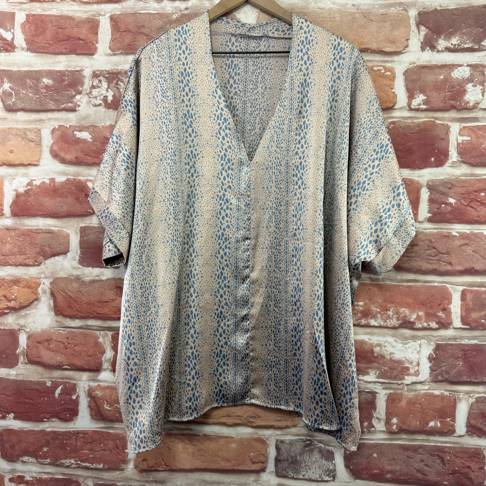 Jodifl Top Womens 3X Cream Blue Abstract Animal Print Satin Popover Shirt