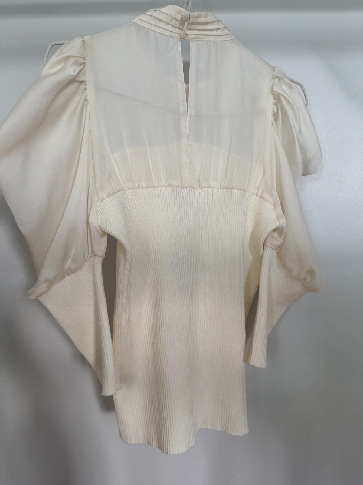 SNIDEL Elegant Ivory Ribbed Knit Blouse with Sheer Yoke & Puff Sleeves