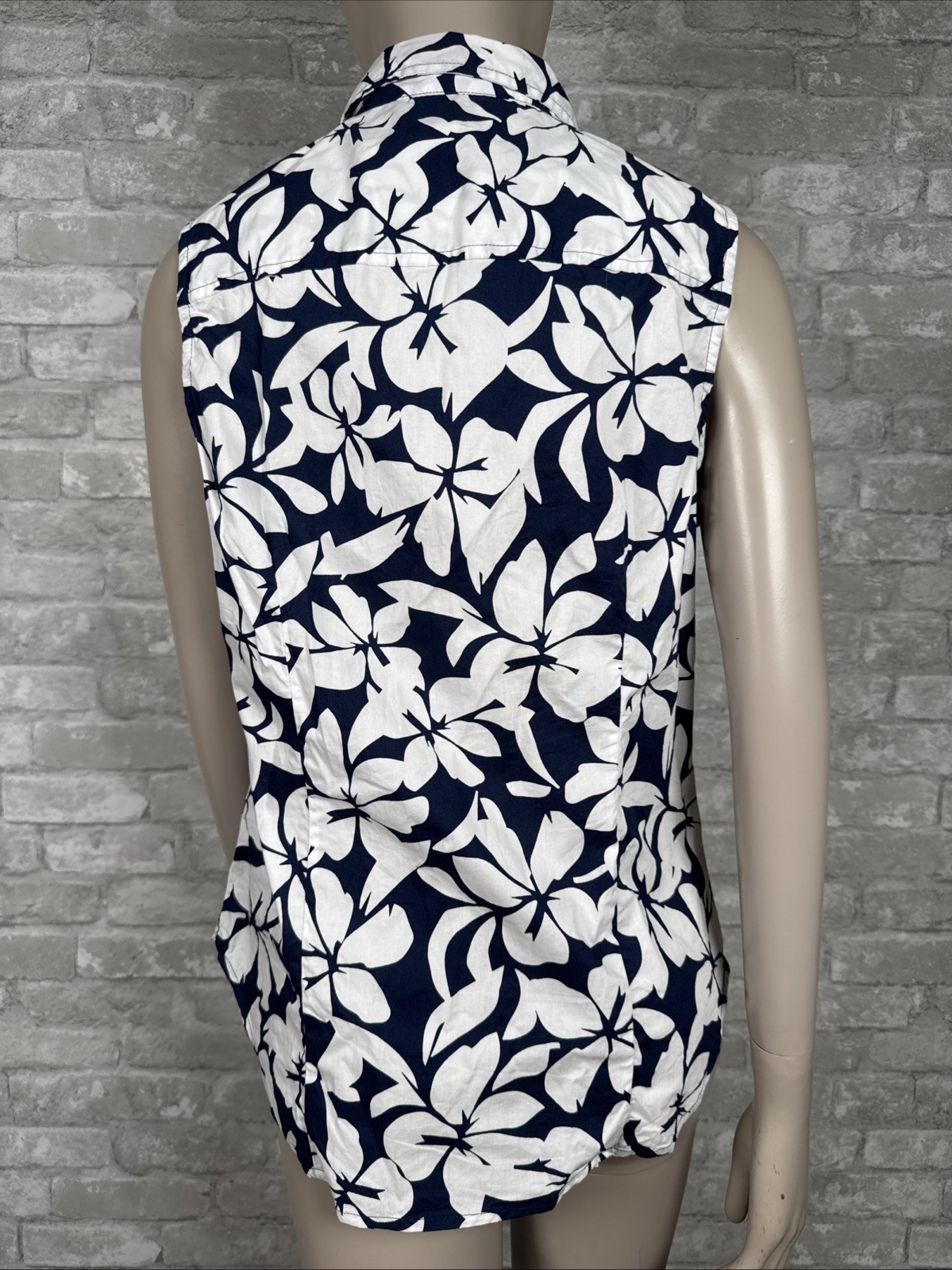 J Crew Medium Blue w/ White Flower Sleeveless Button Up Tank 98% Cotton