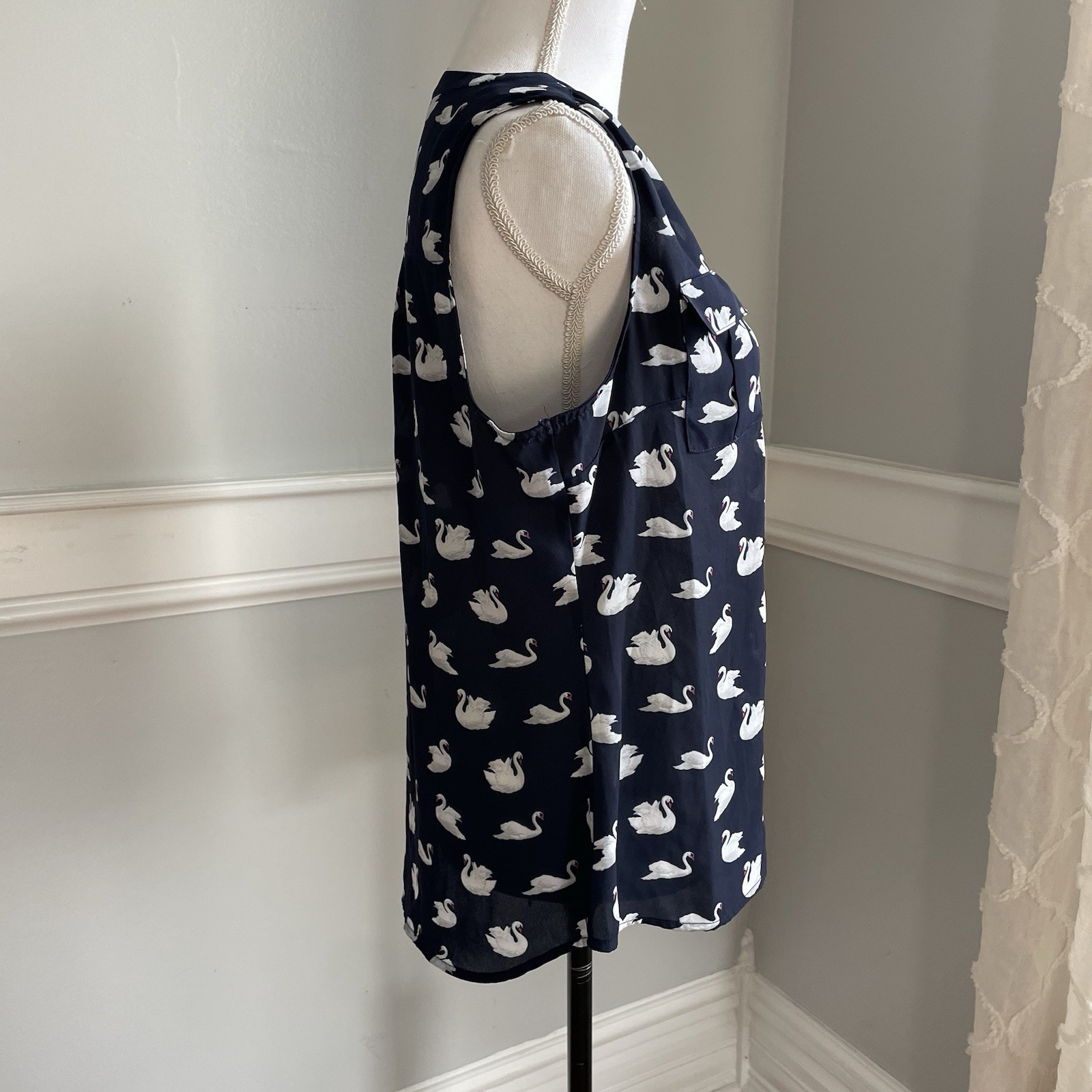 Soho Jeans Women’s Medium Sleeveless Swan Print Blouse Navy Medium Button Up