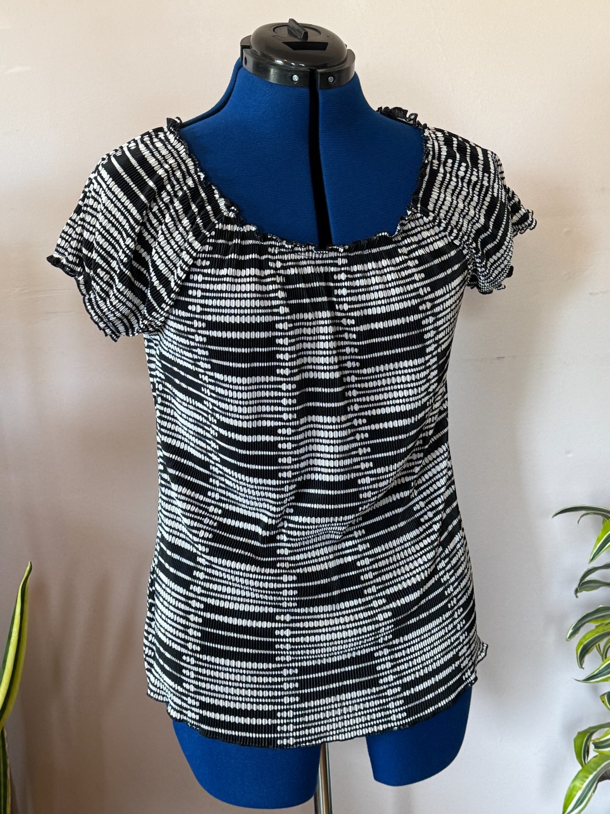 NICOLA Women’s XL Geometric black & white Short Sleeve over blouse stretchy