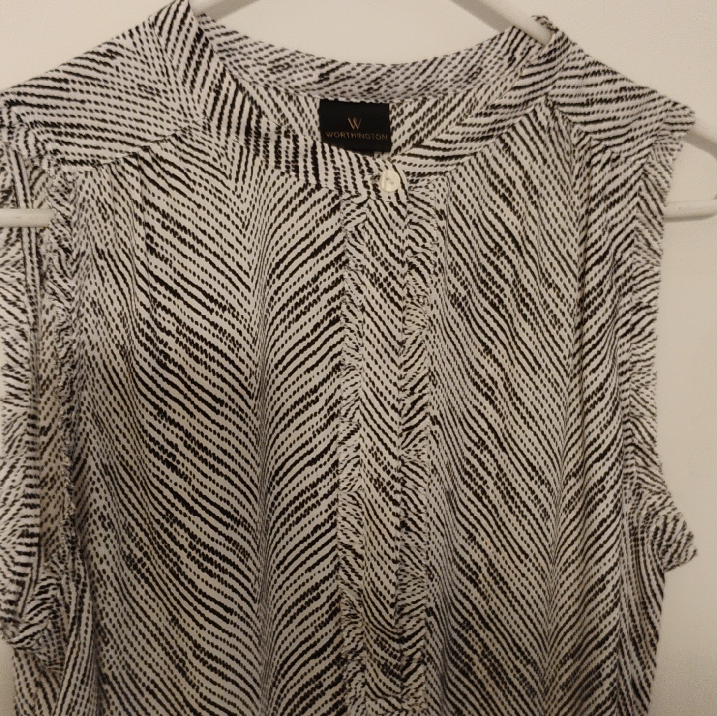 Worthington Women’s L Black White Geometric V-Neck Sleeveless Button Blouse
