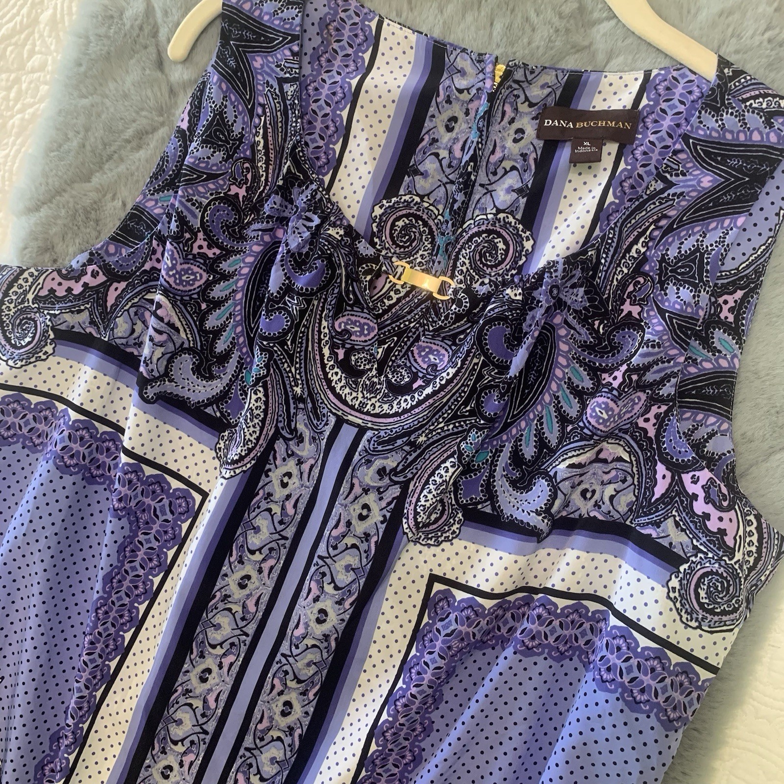 Dana Buchman Woman’s XL Sleeveless Paisley Blouse Purple Gold Zip Stretch Top