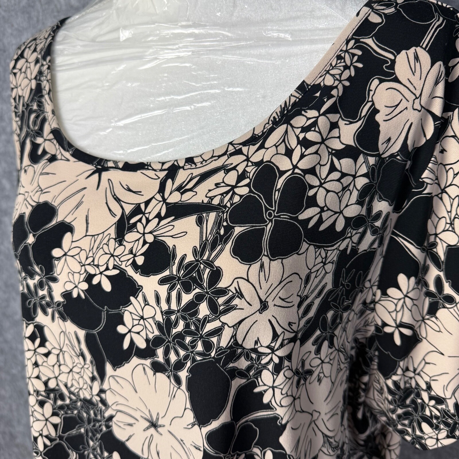 Apostrophe 20-22W beige black floral top short sleeve stretch wrinkle free USA